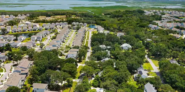 Image 3: Aerial &ndash; neighborhood