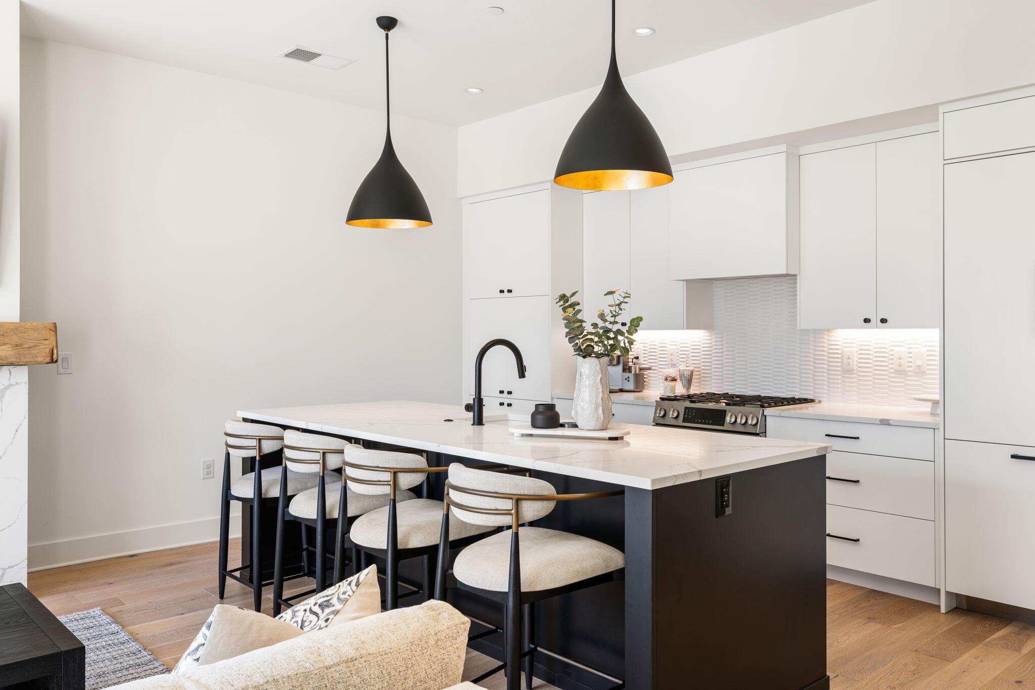 Image 4: Kitchen