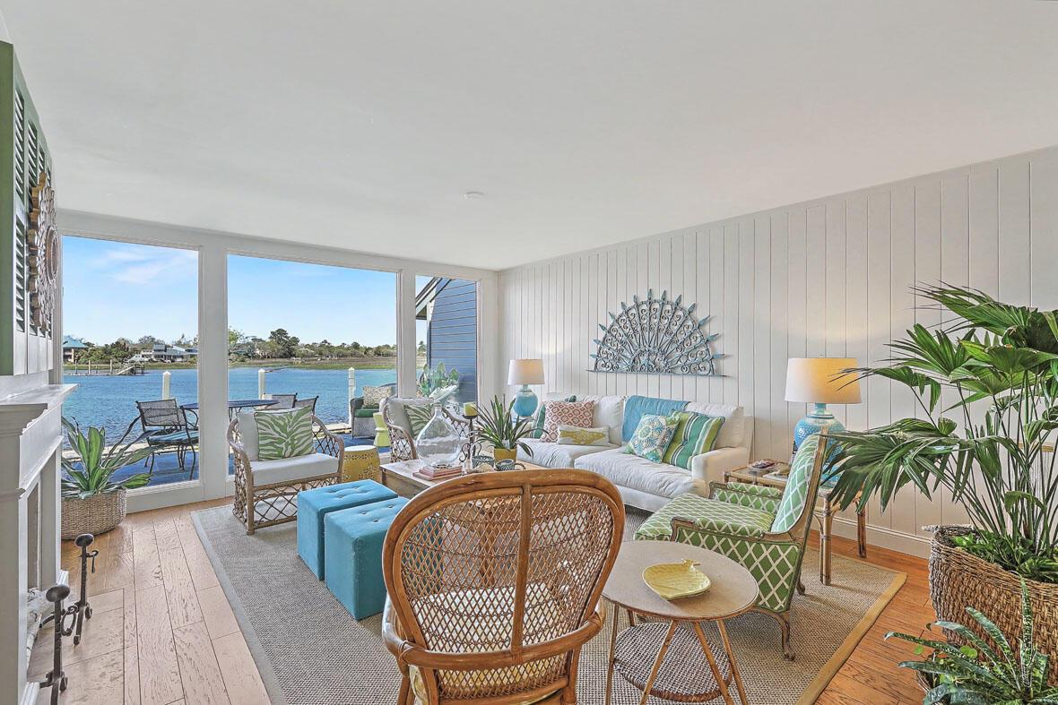 Image 1: 45 Wappoo Creek Place living room