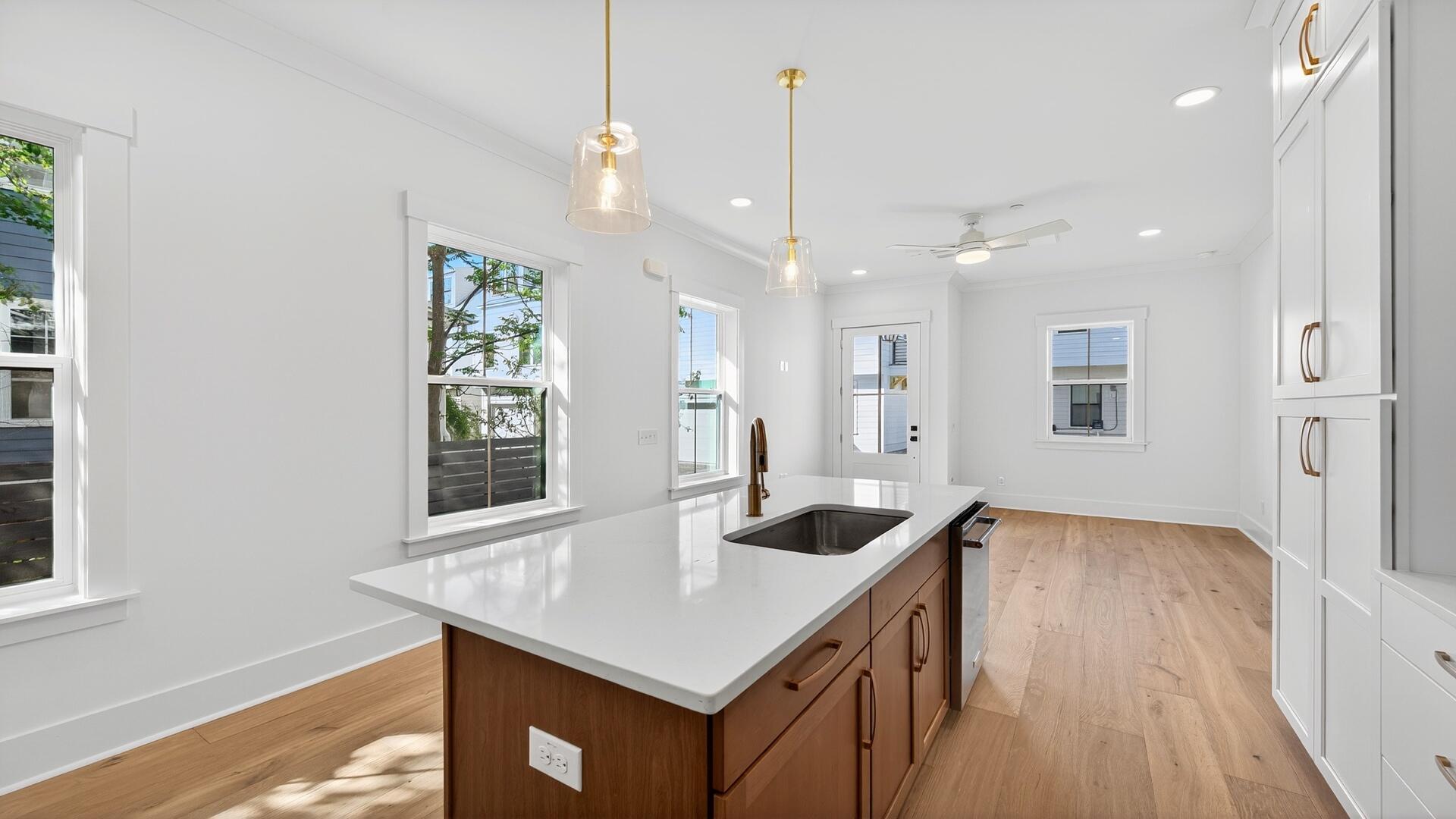 Image 4: Kitchen