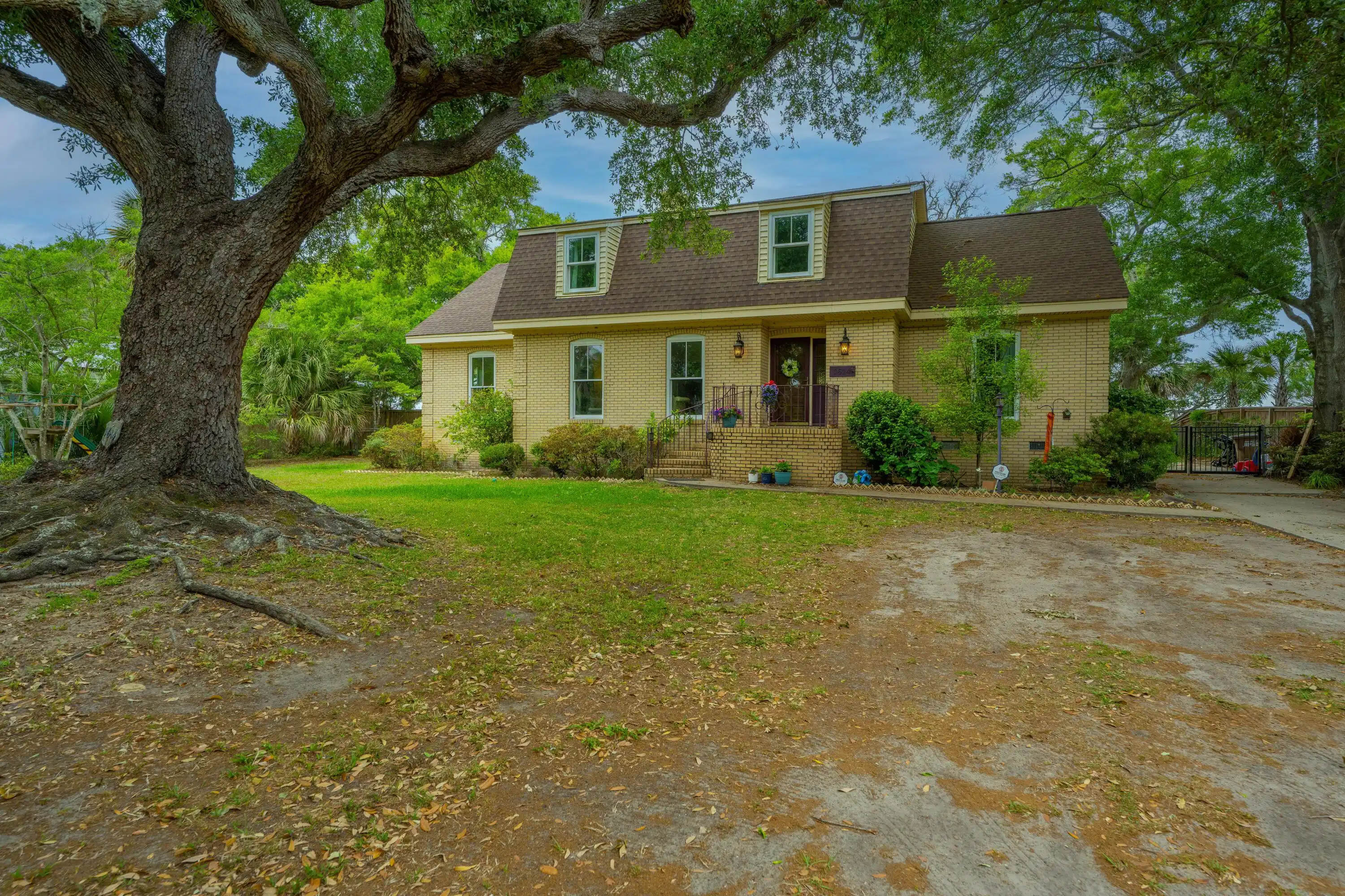 Image 1: 1614OakIslandDr005