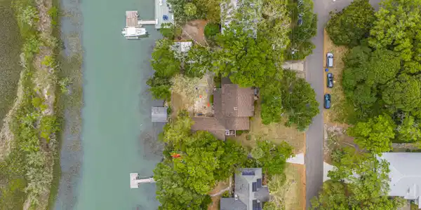 Image 3: 1614OakIslandDr079