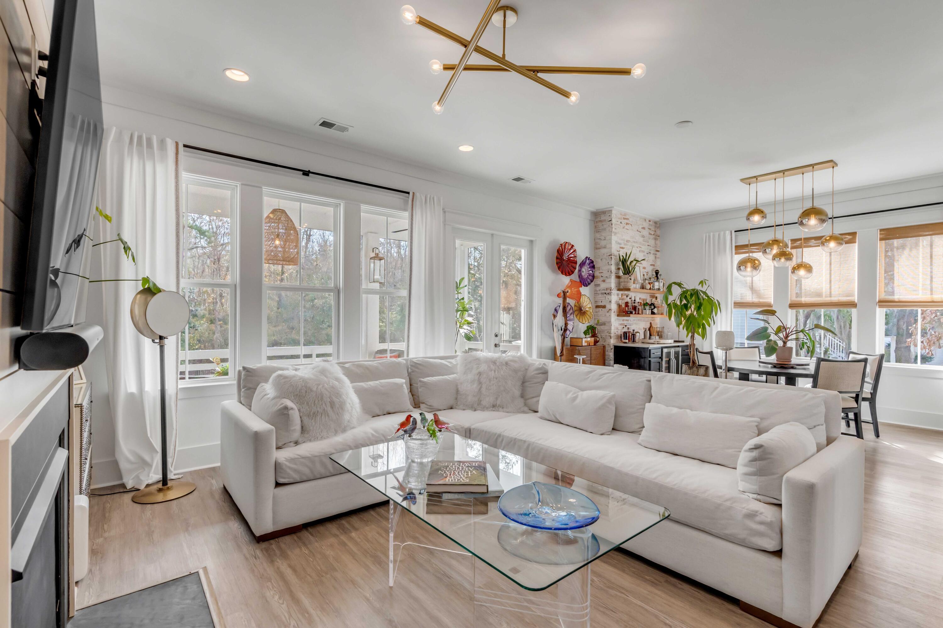 Image 4: Living Room