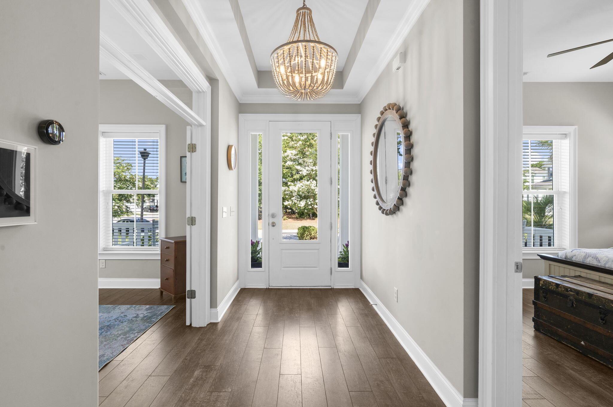 Image 4: Gorgeous Foyer