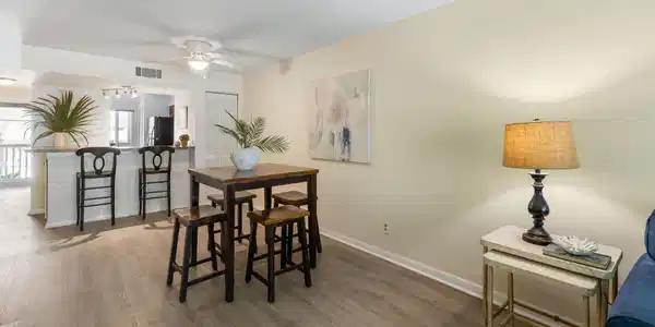 Image 4: Dining and kitchen
