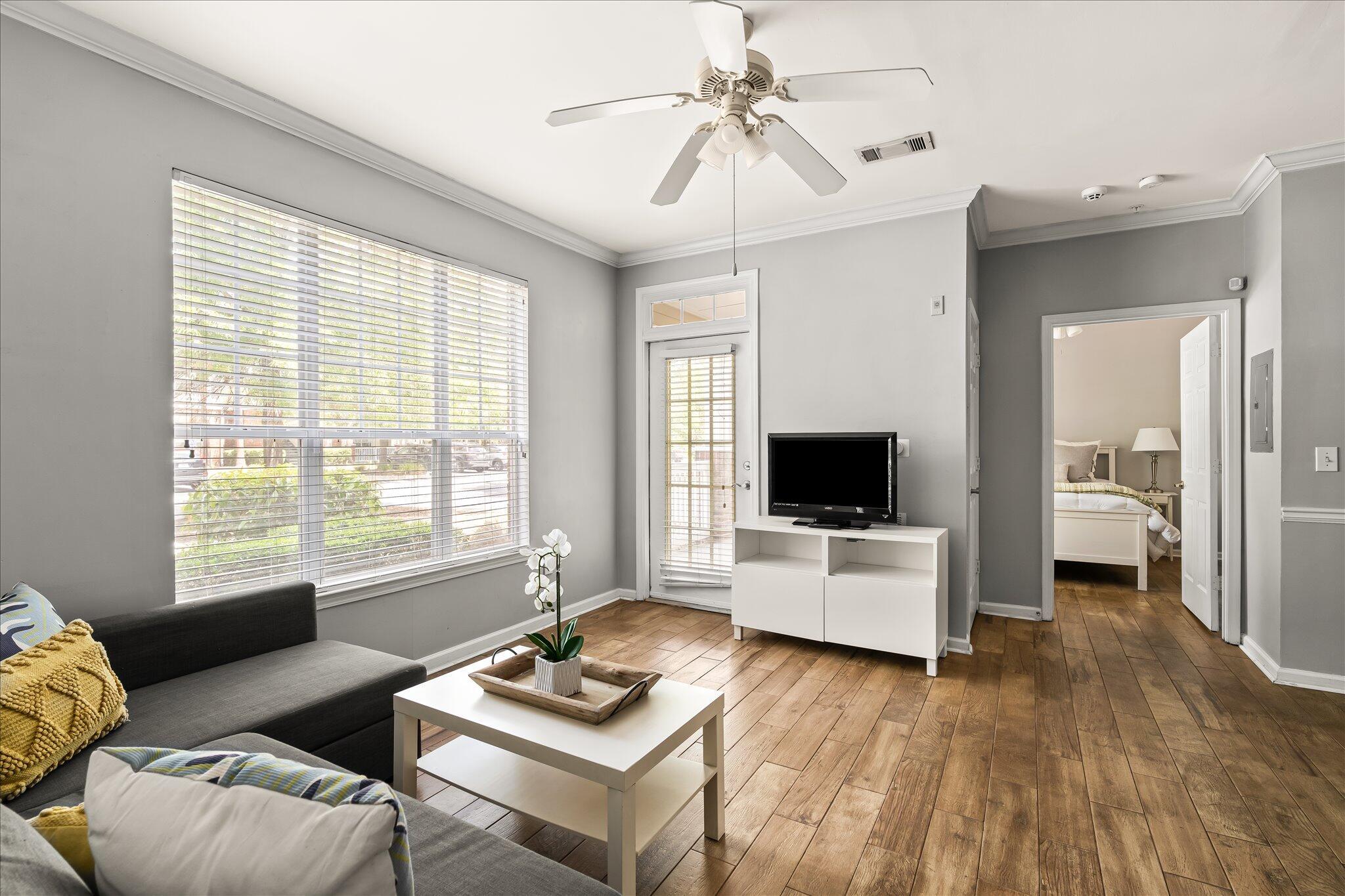 Image 2: 2 Living Room