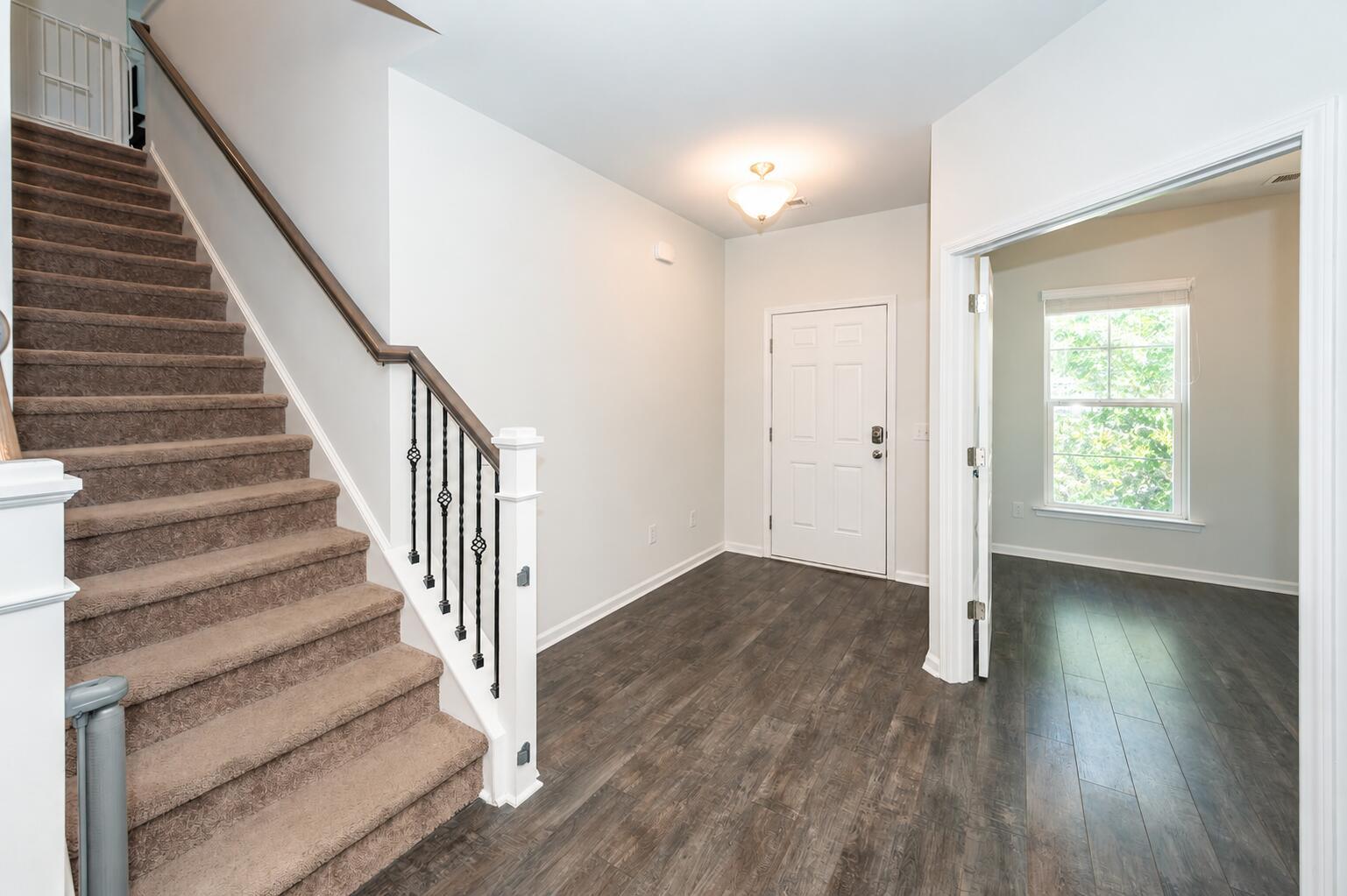 Image 4: Entry/View into office