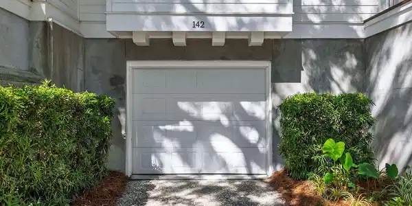 Image 3: Garage