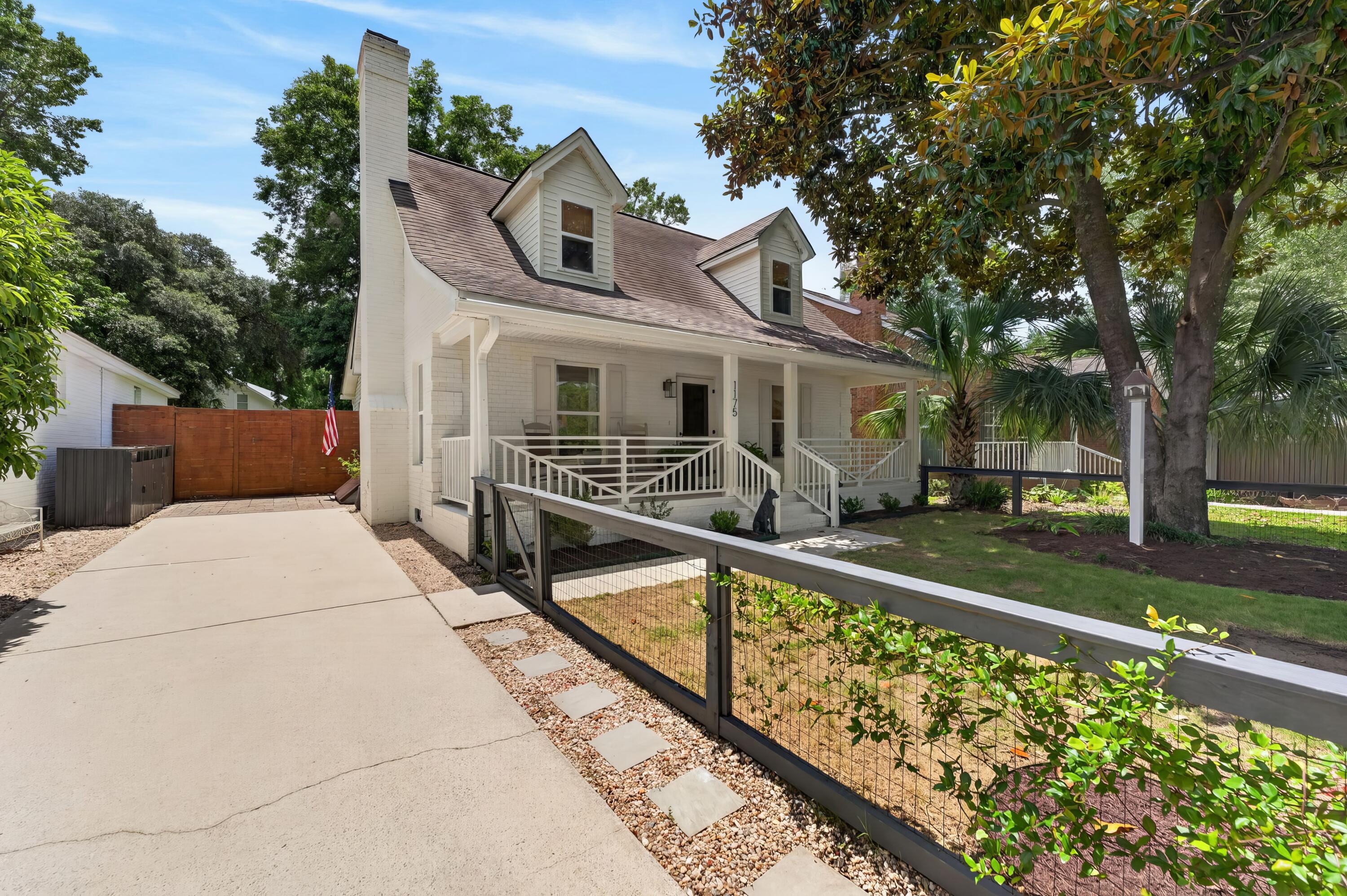 Image 3: Fenced front yard