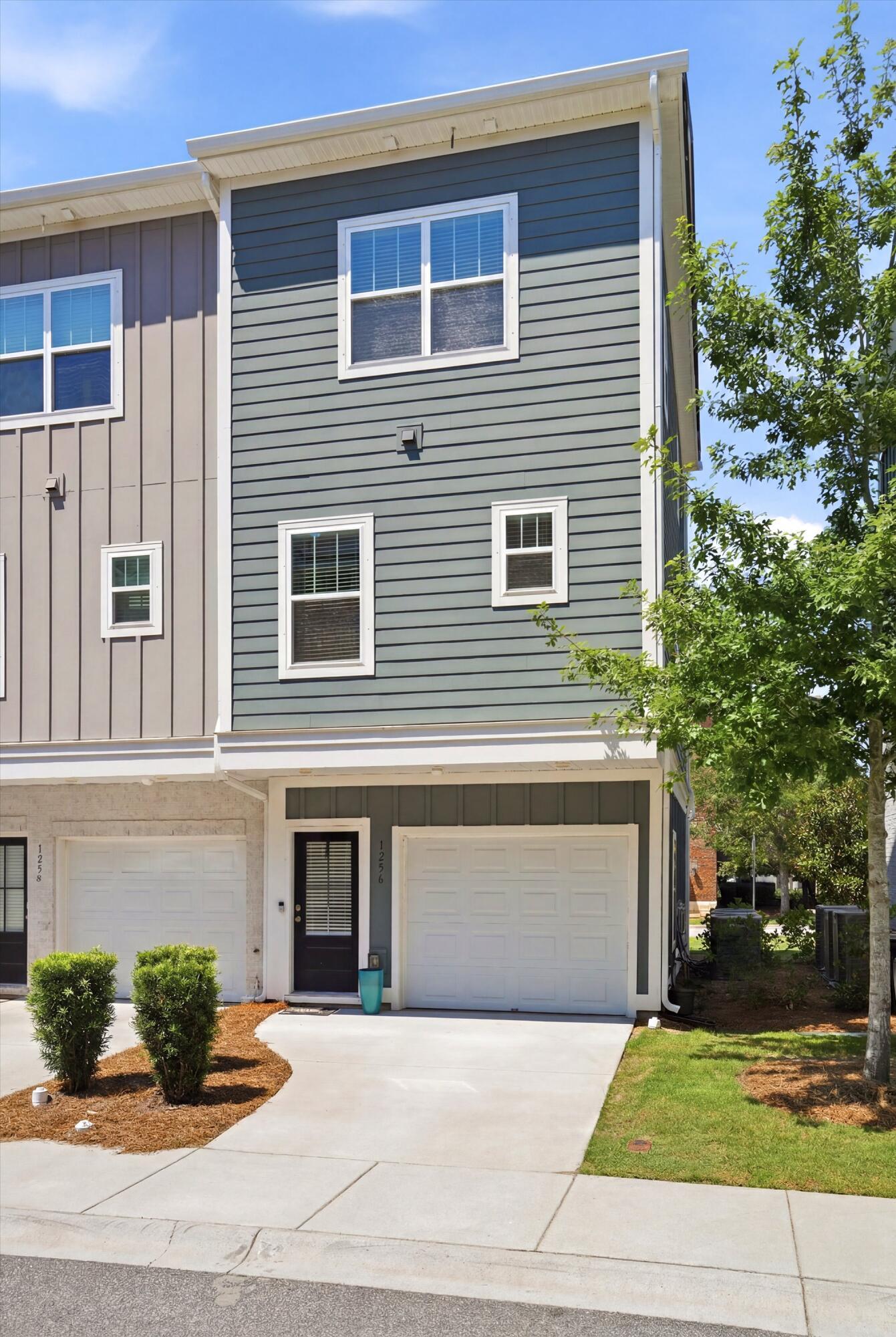 Image 2: With a Garage!