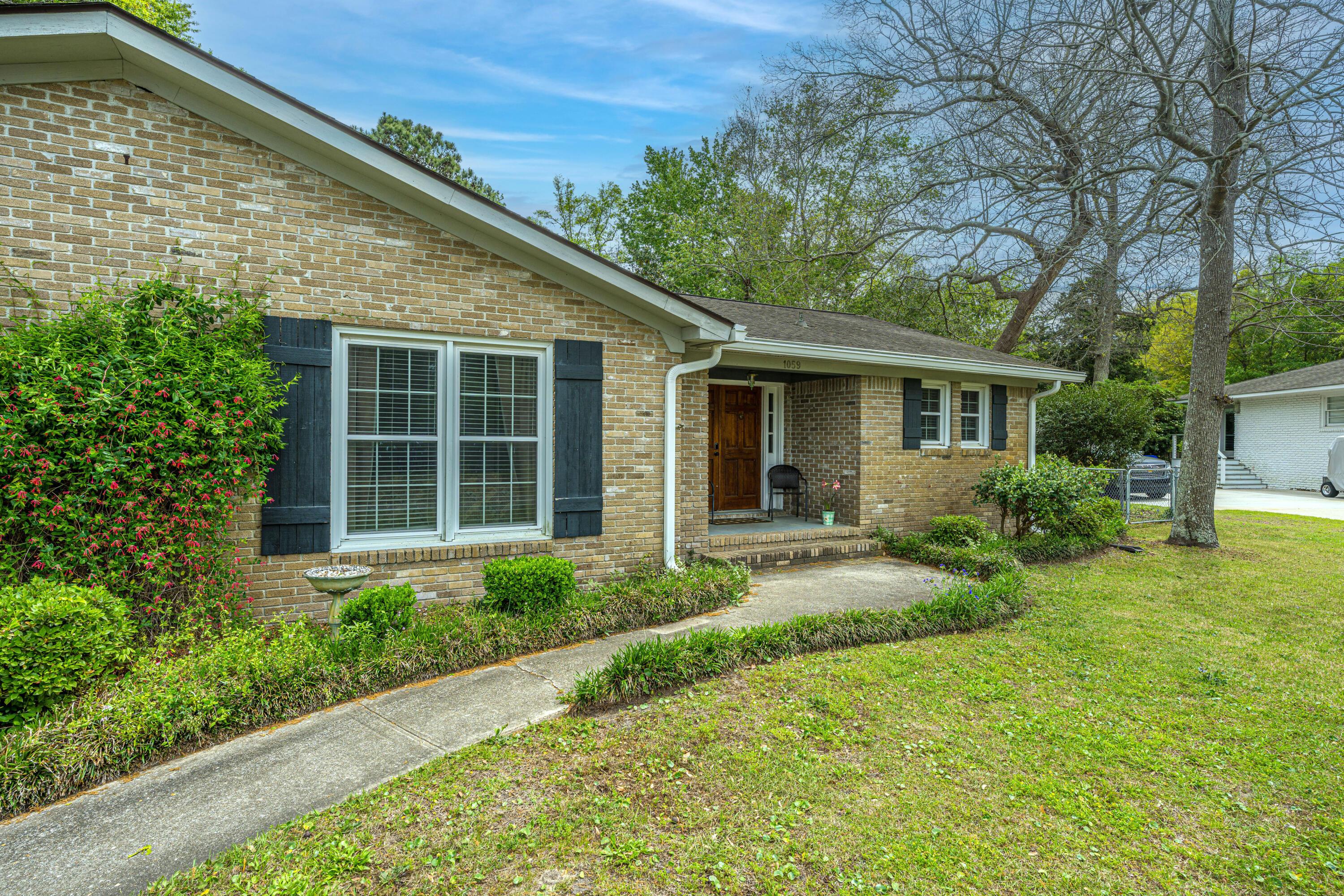 Image 2: Classic All Brick Ranch