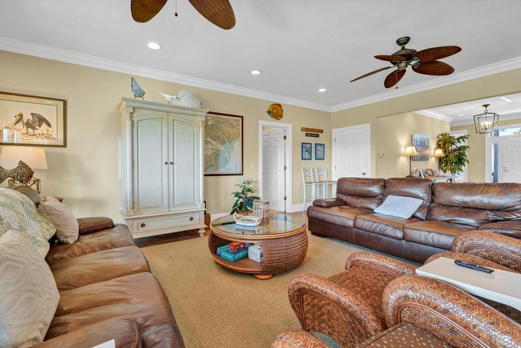 Image 3: 402 Pompano St