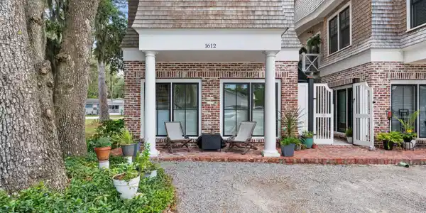 Image 2: 02-1612 Paris Ave W