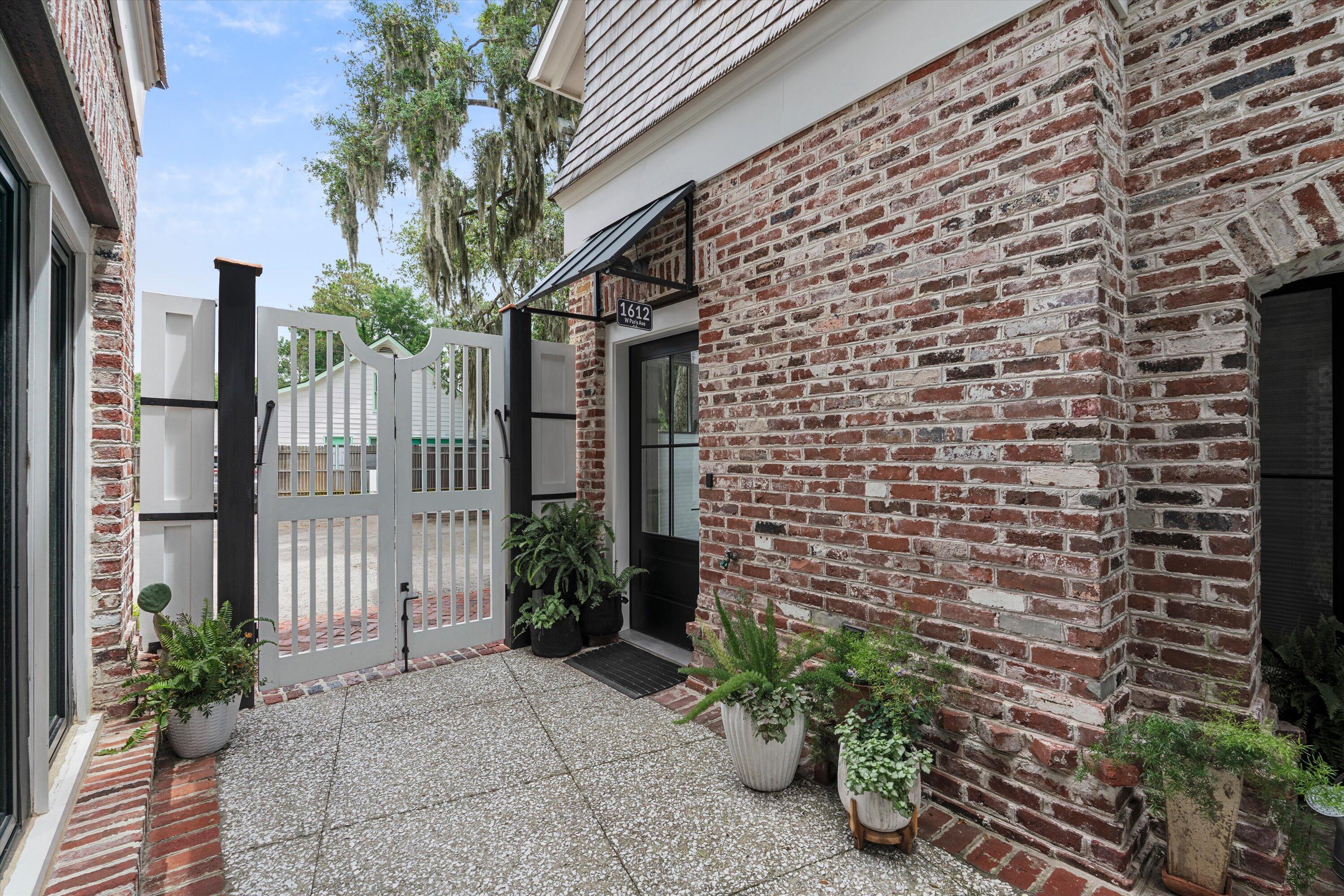 Image 3: 03-1612 Paris Ave W