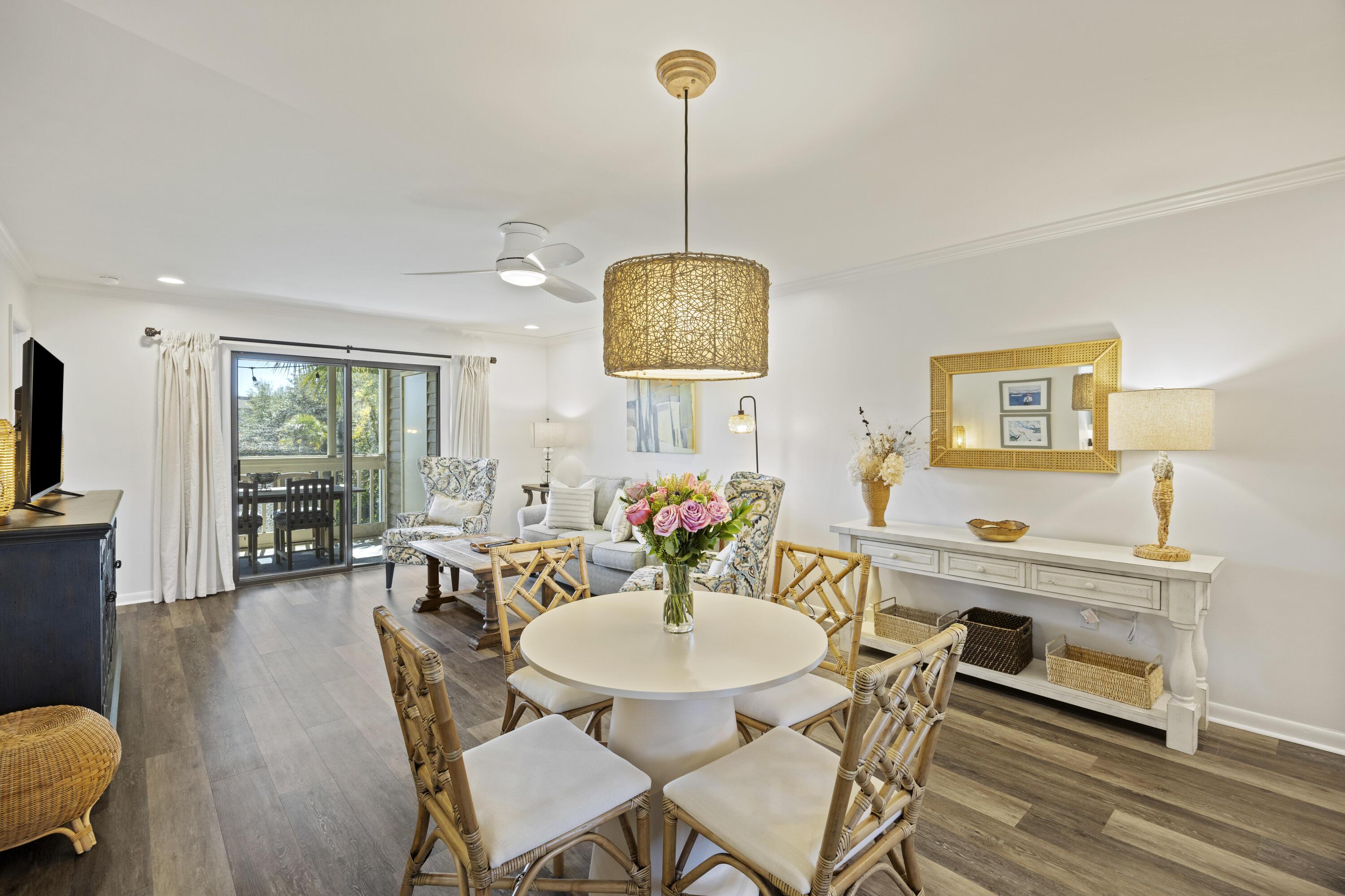 Image 2: Living room and diving area