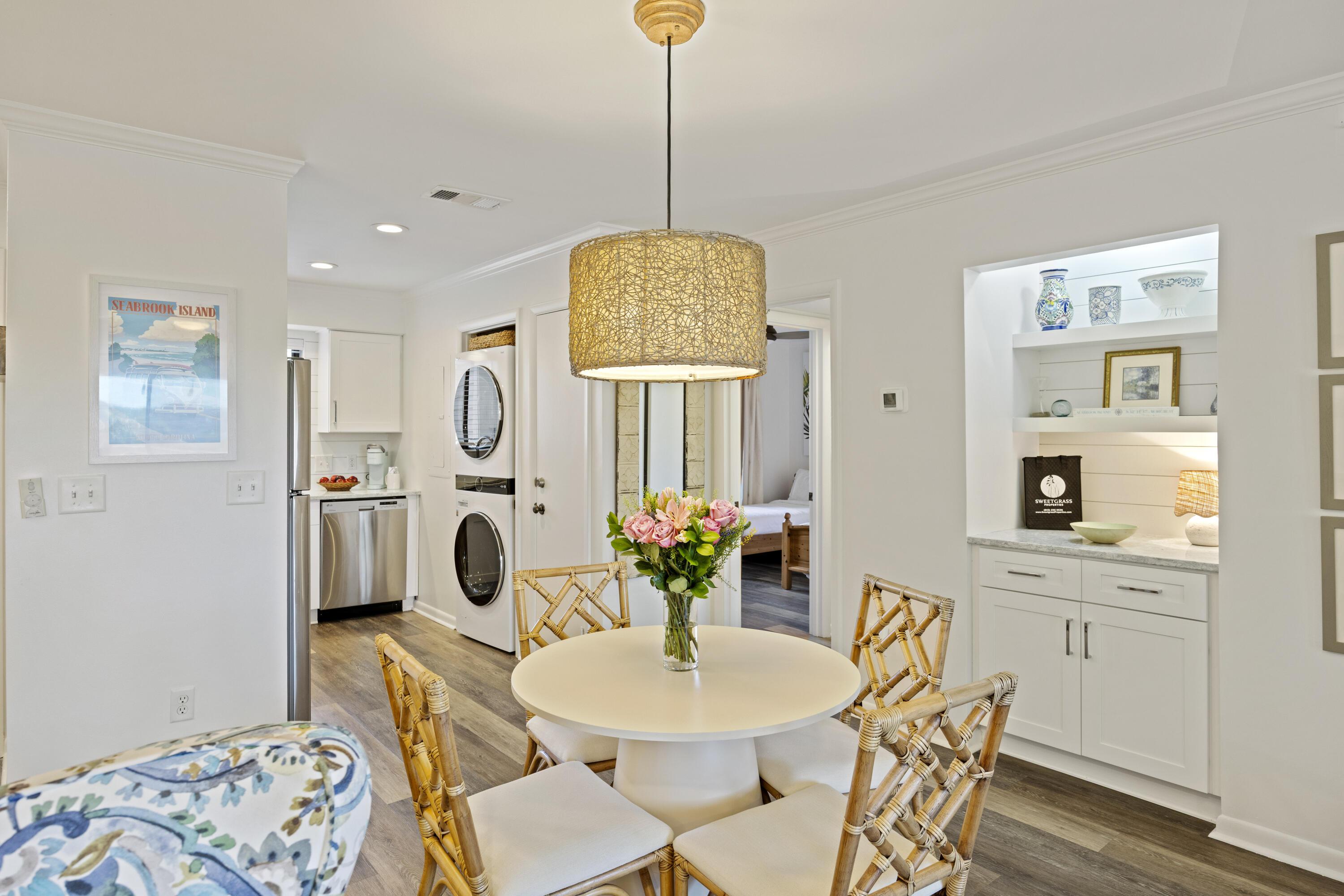 Image 4: Kitchen and Dining area