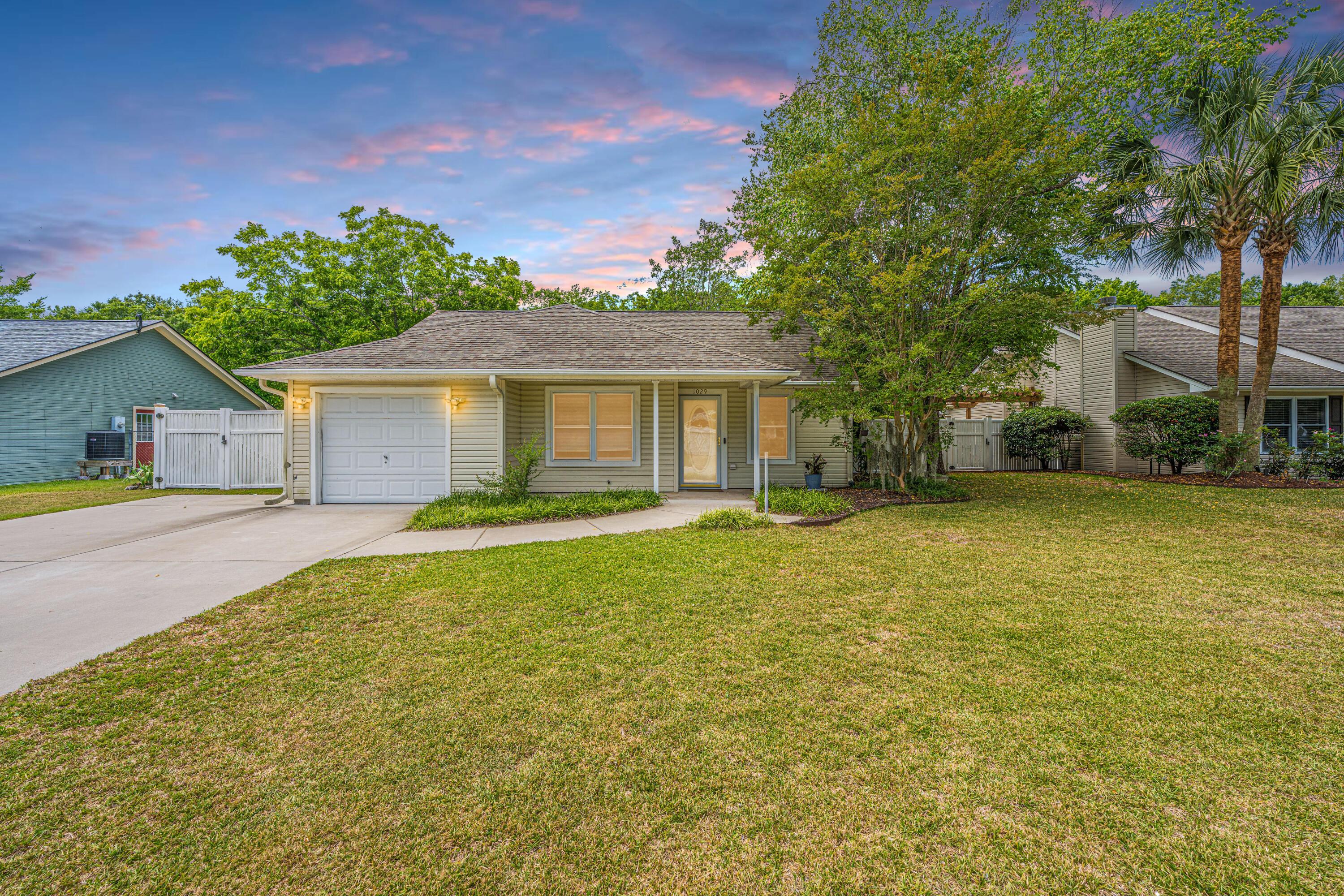 Image 1: 1029OakcrestDr001