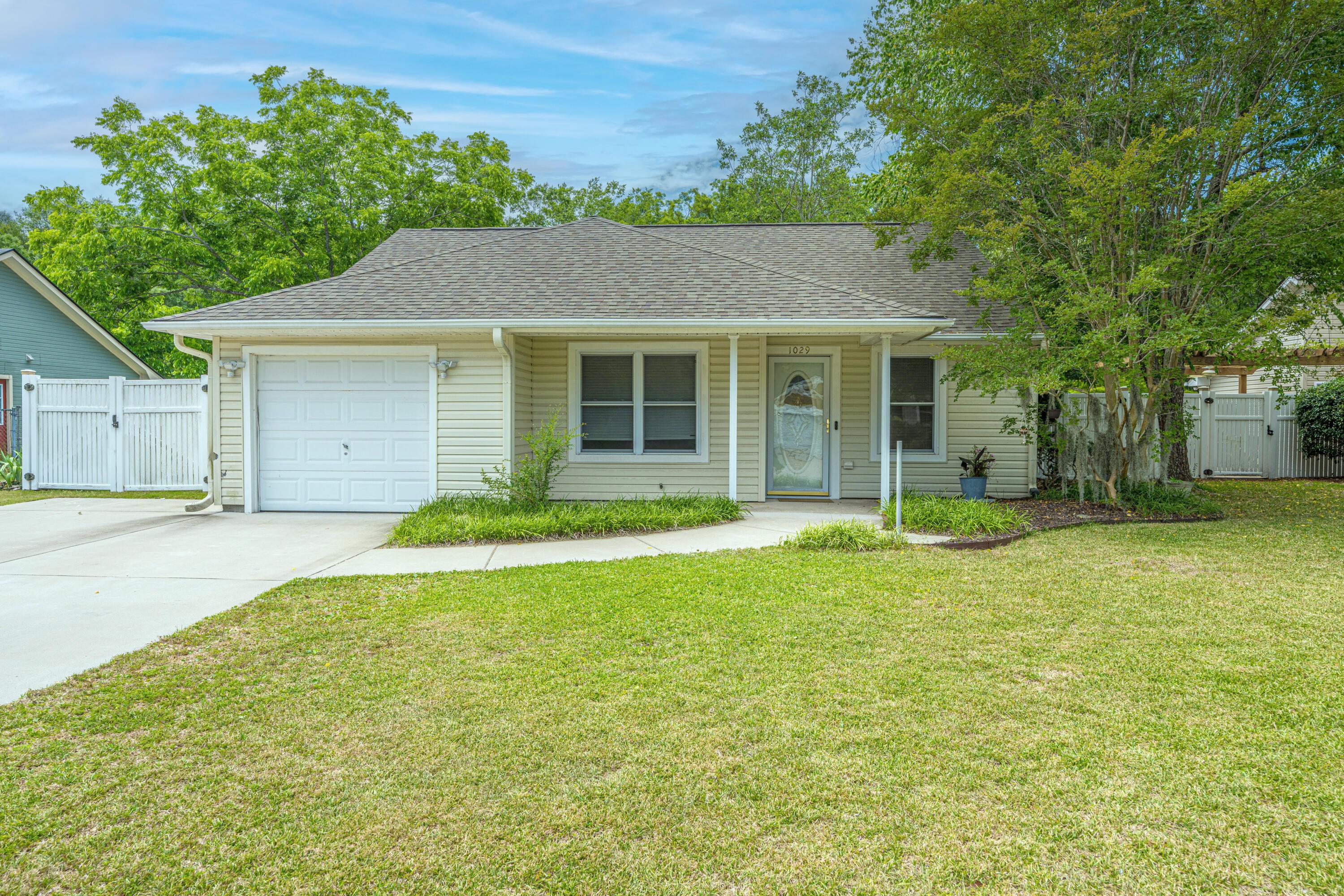 Image 2: 1029OakcrestDr003