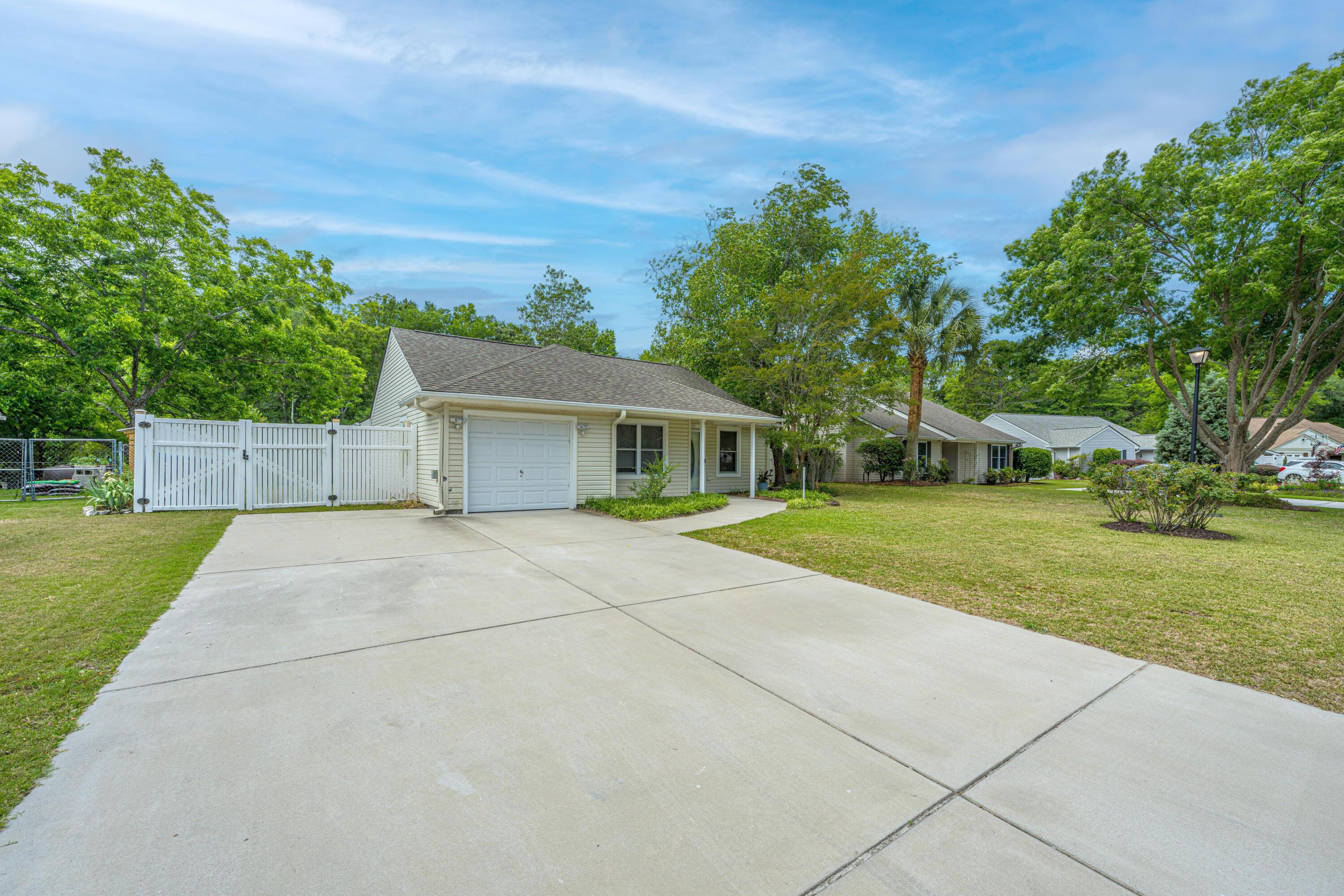 Image 3: 1029OakcrestDr004