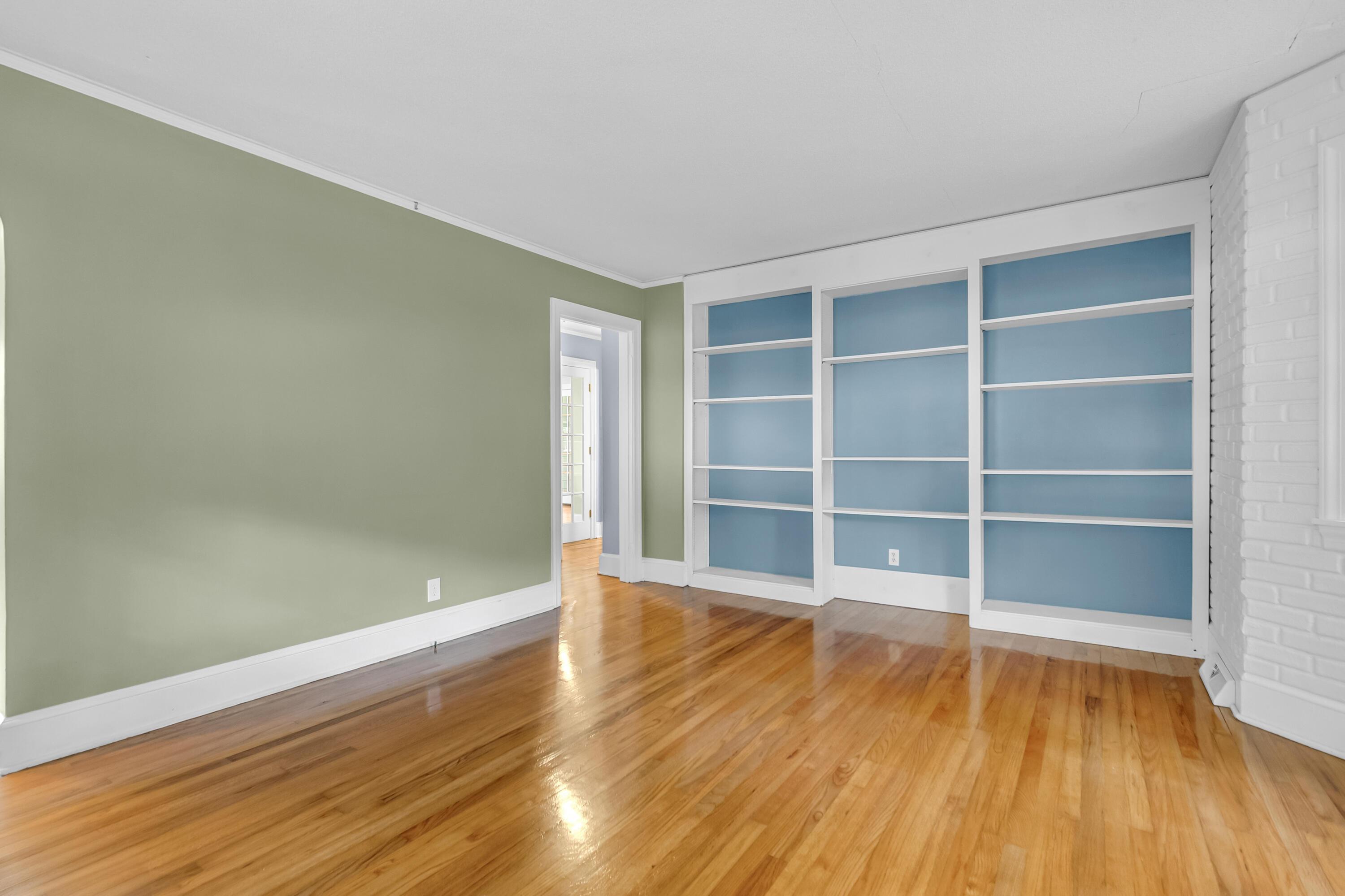 Image 4: Living Room