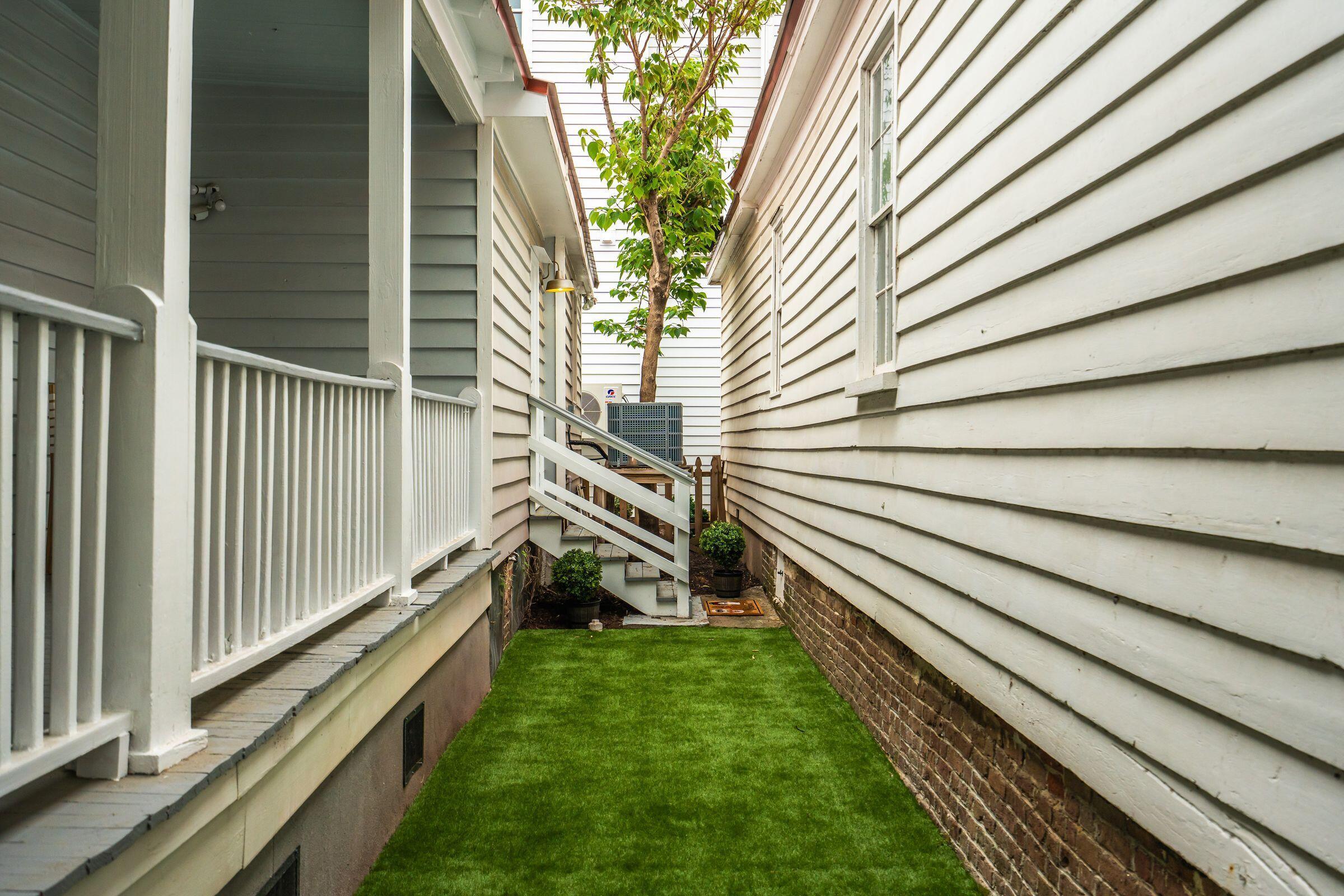 Image 4: Side Yard
