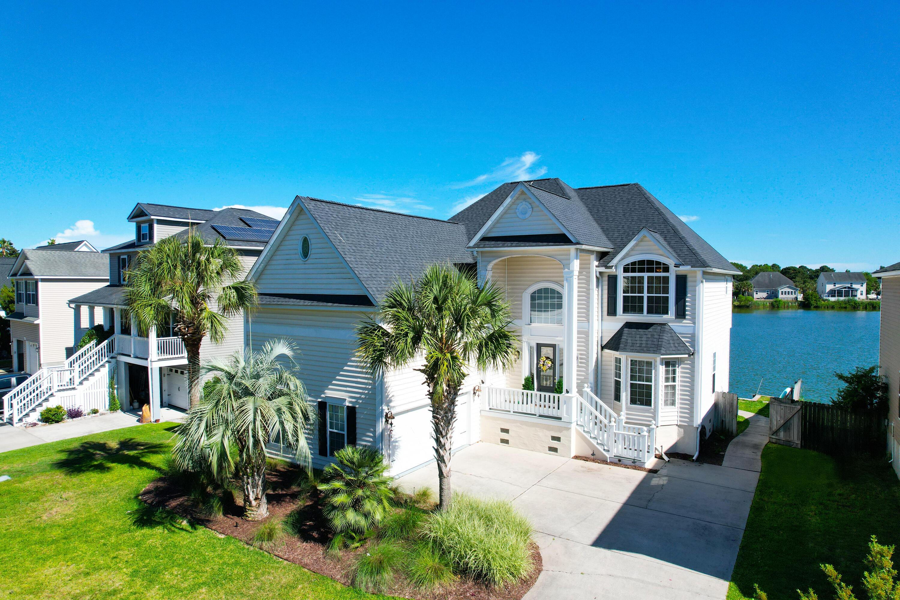 Image 2: Amazing lakefront home