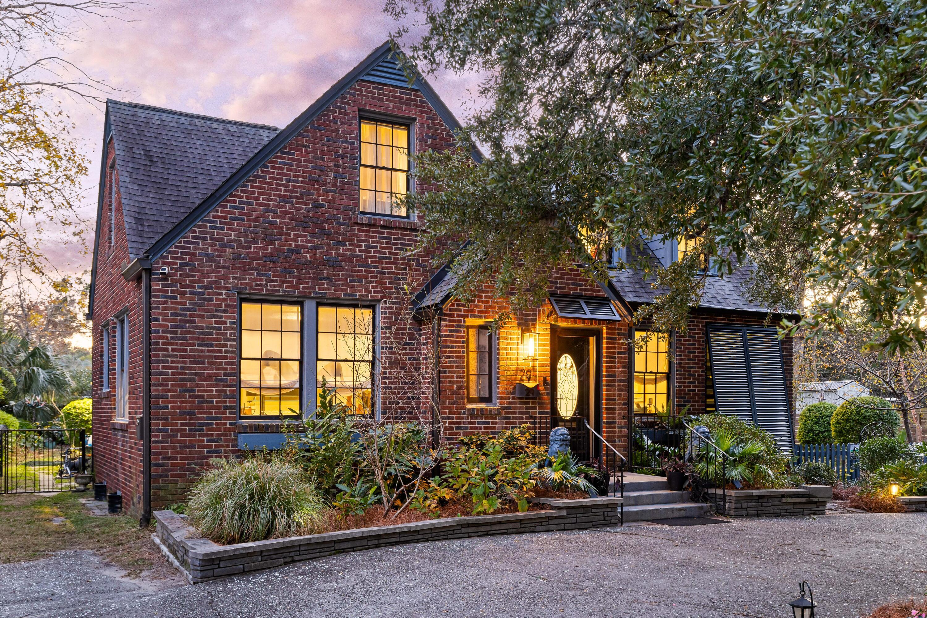 Image 4: Driveway View