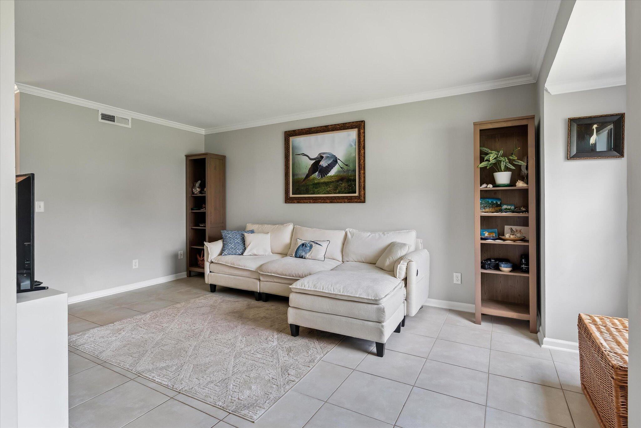 Image 3: Living Room