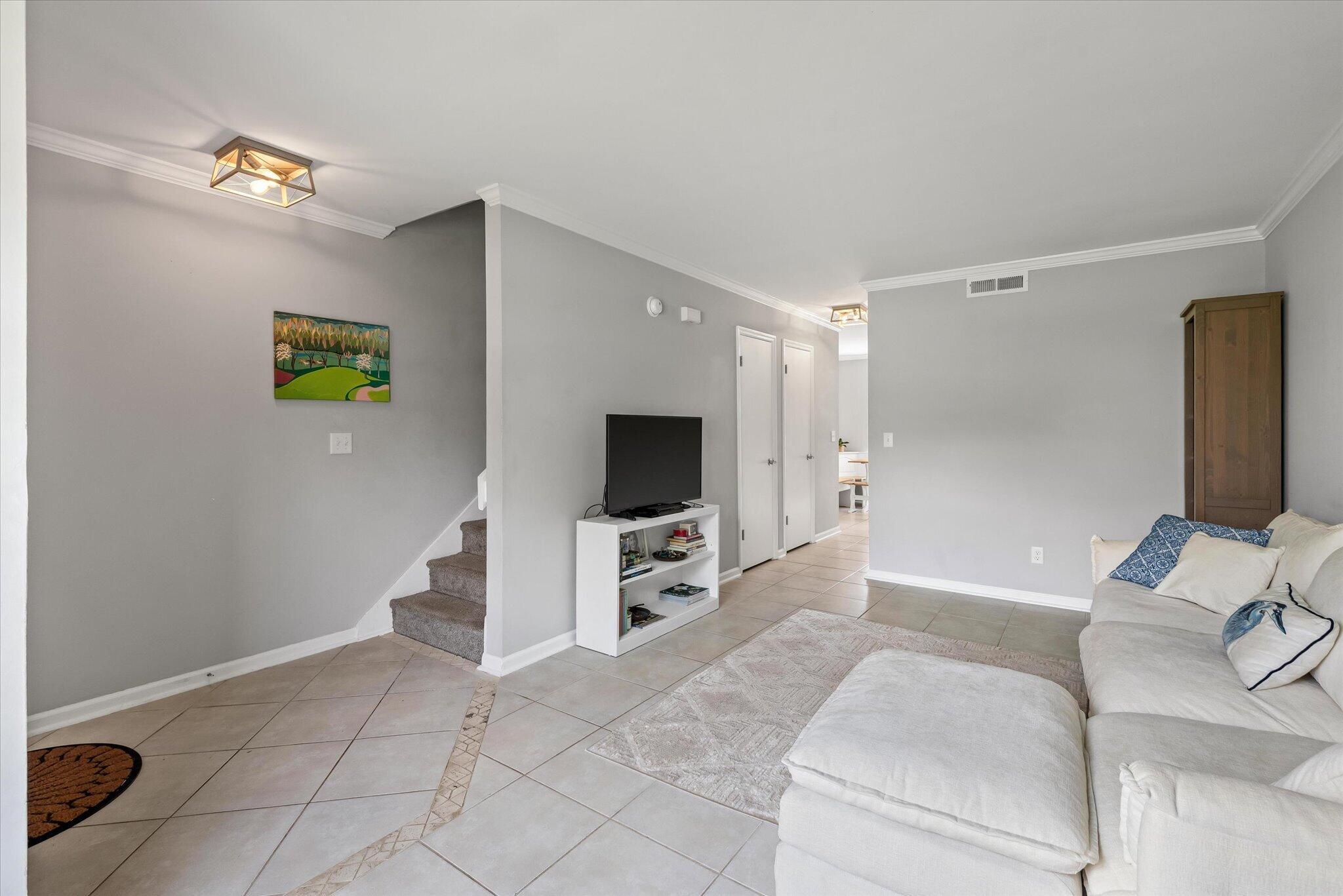 Image 4: Living Room