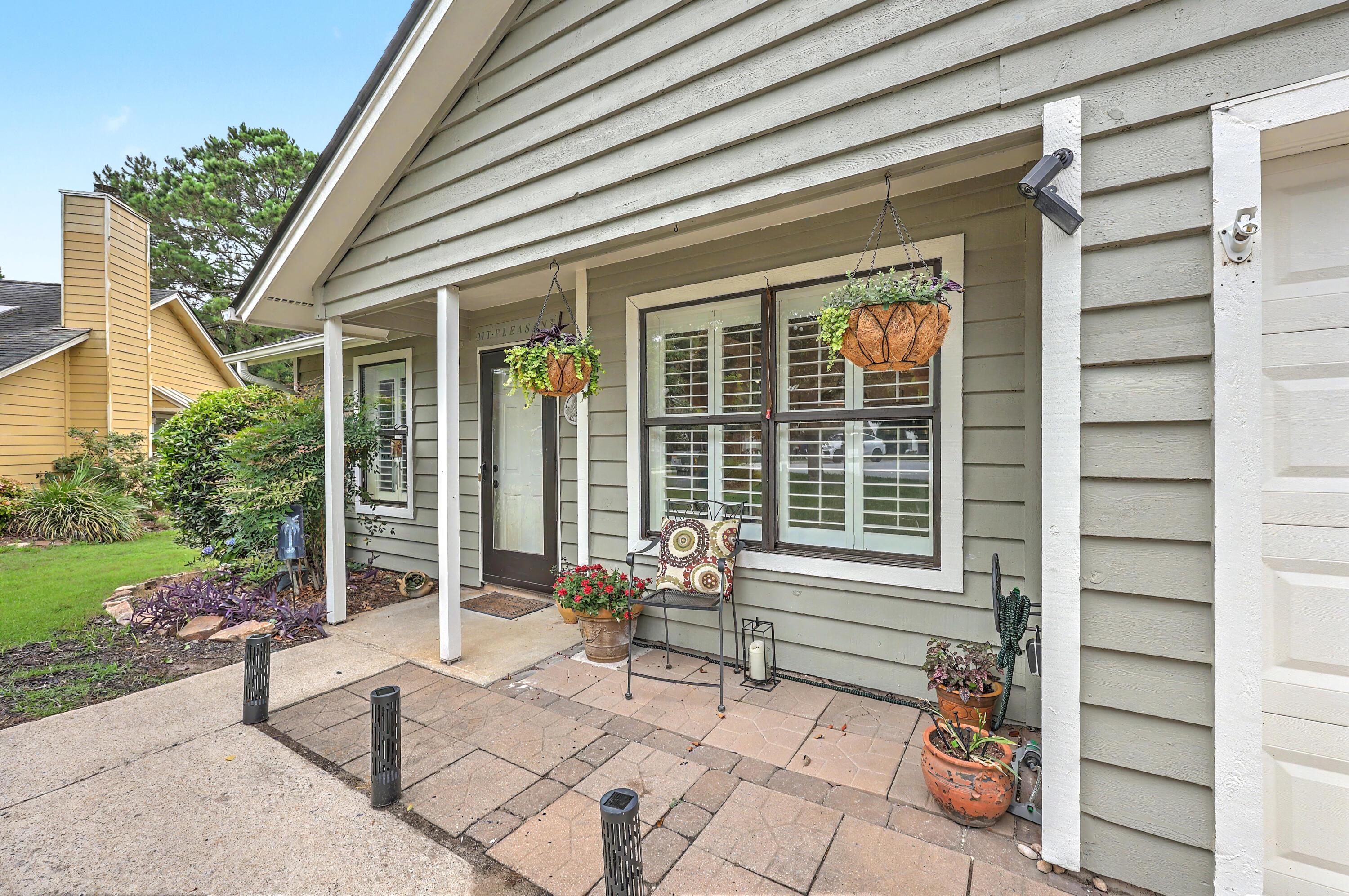 Image 3: Cozy front porch