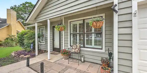 Image 3: Cozy front porch