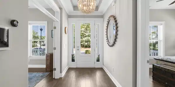 Image 3: Gorgeous Foyer