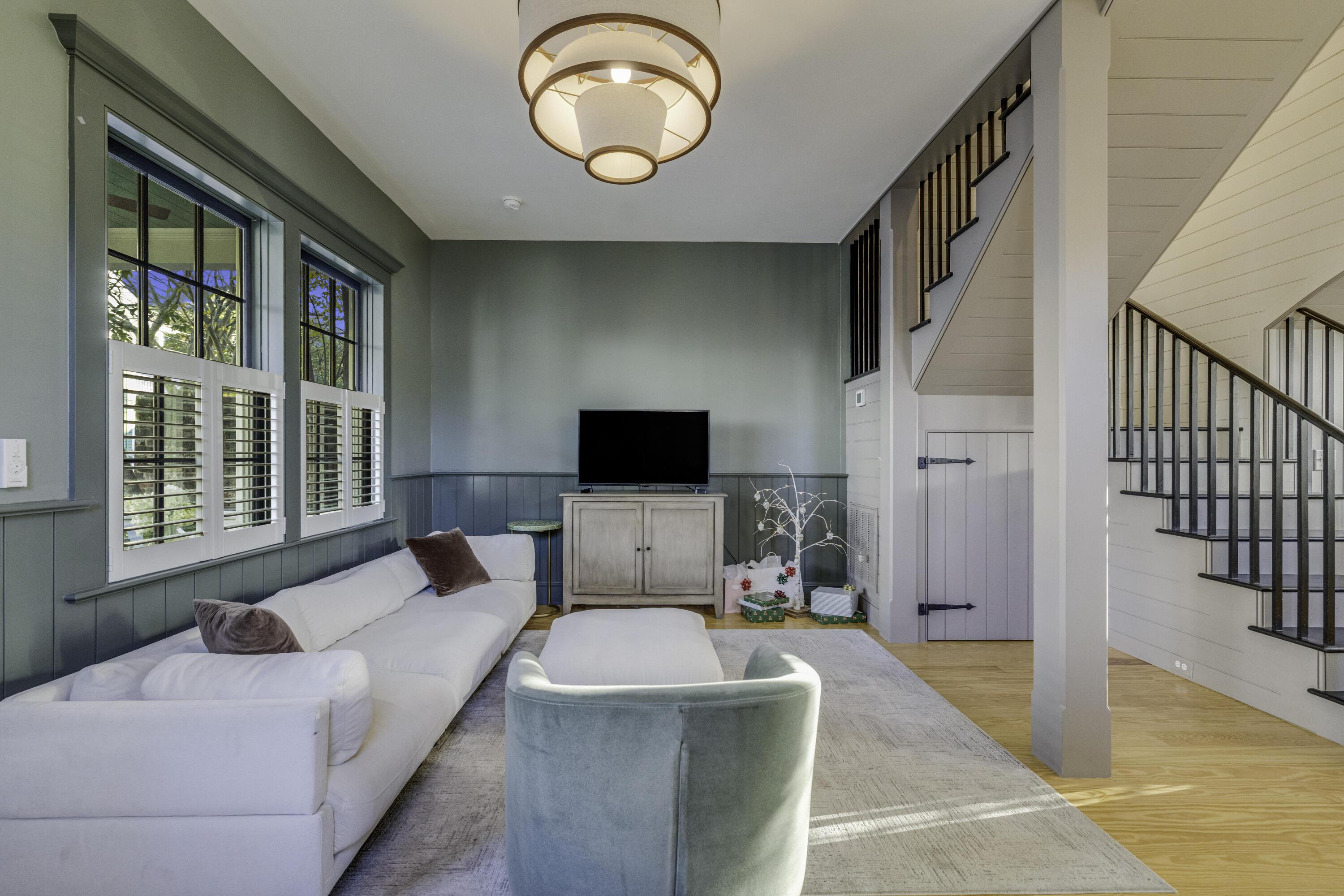Image 2: LIVING ROOM