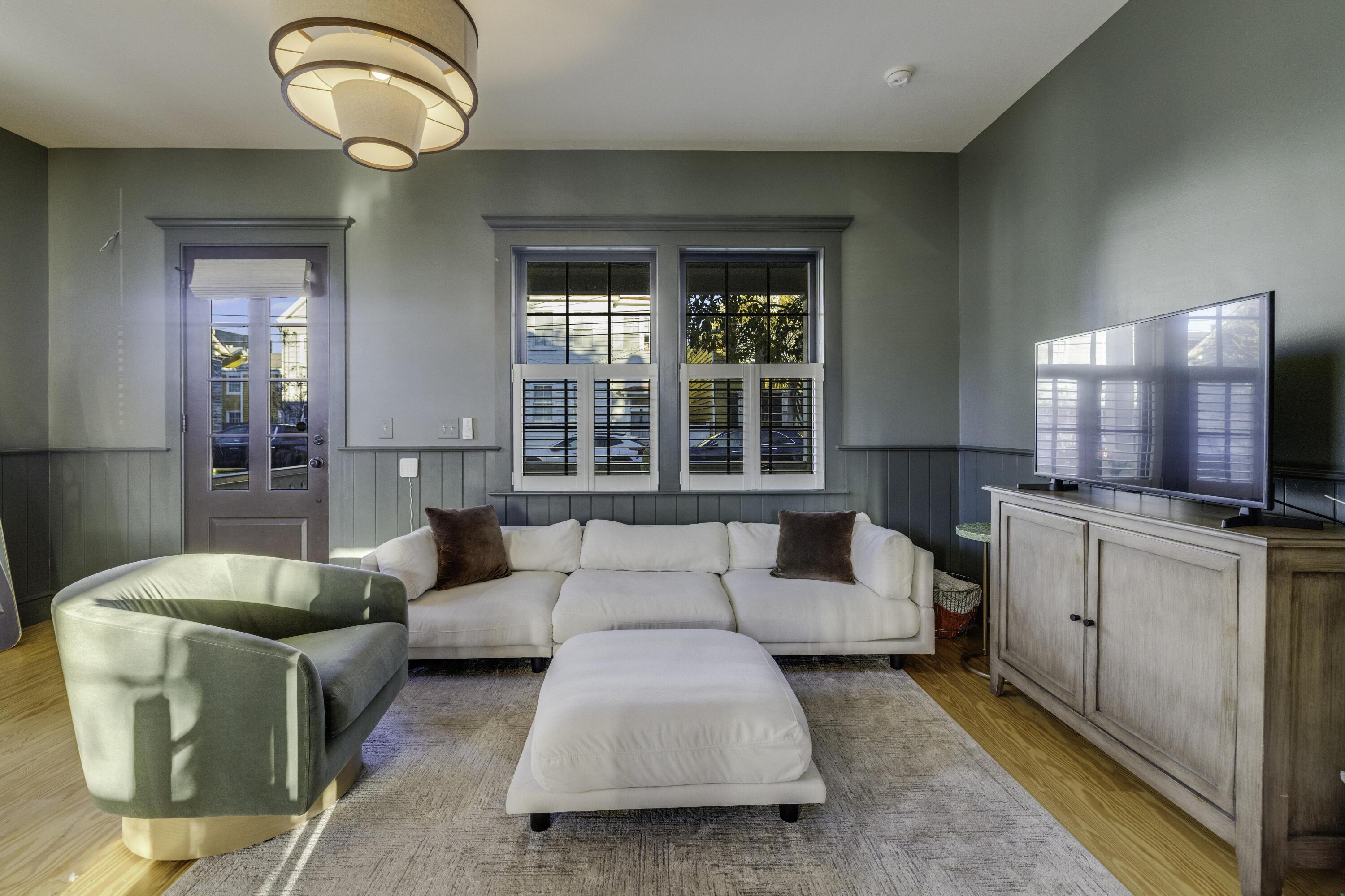 Image 3: LIVING ROOM (FACING COMING ST.)