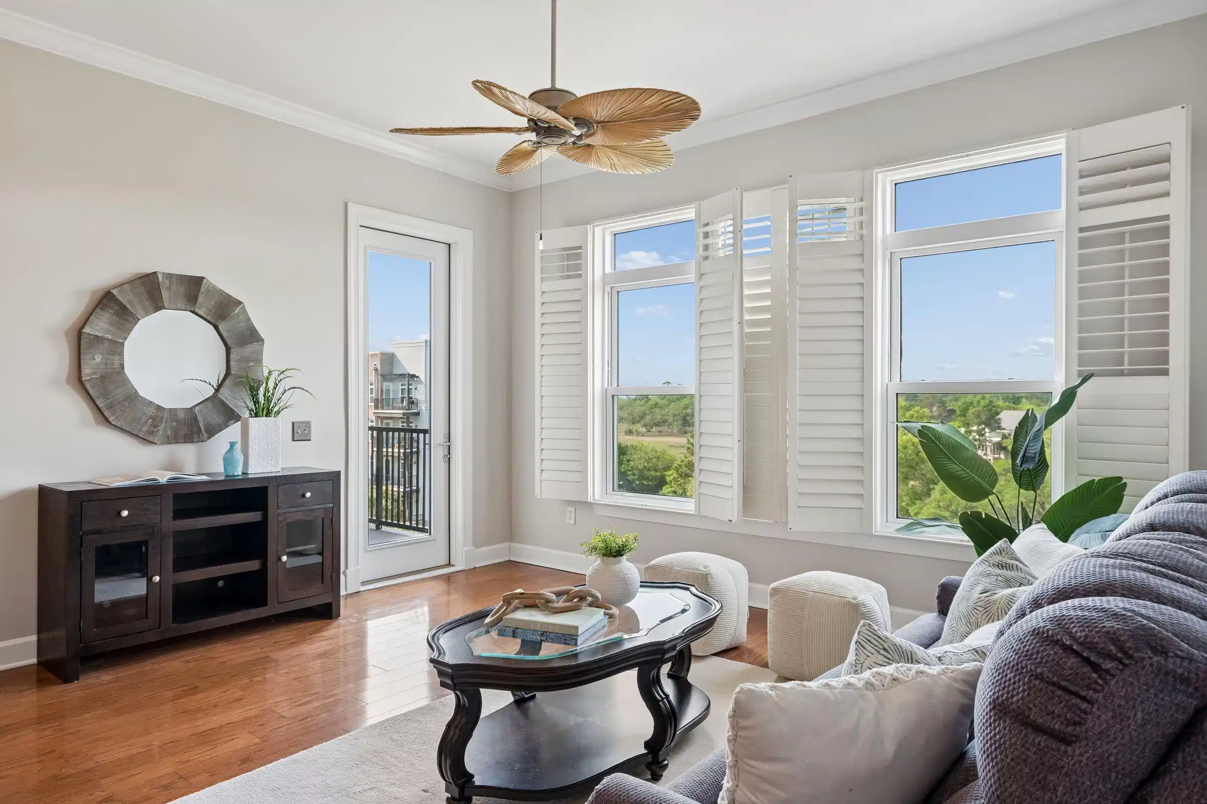 Image 1: Top Floor Condo with Amazing Location