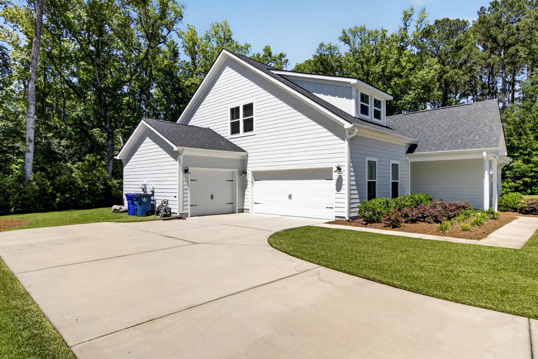 Image 2: With 3 Car Garage!