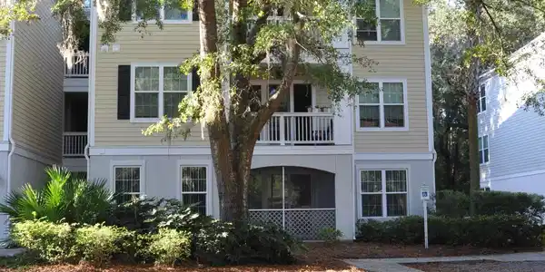 60 Fenwick Hall Allee Alley