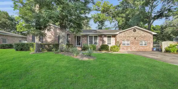 1084 Woodside Drive