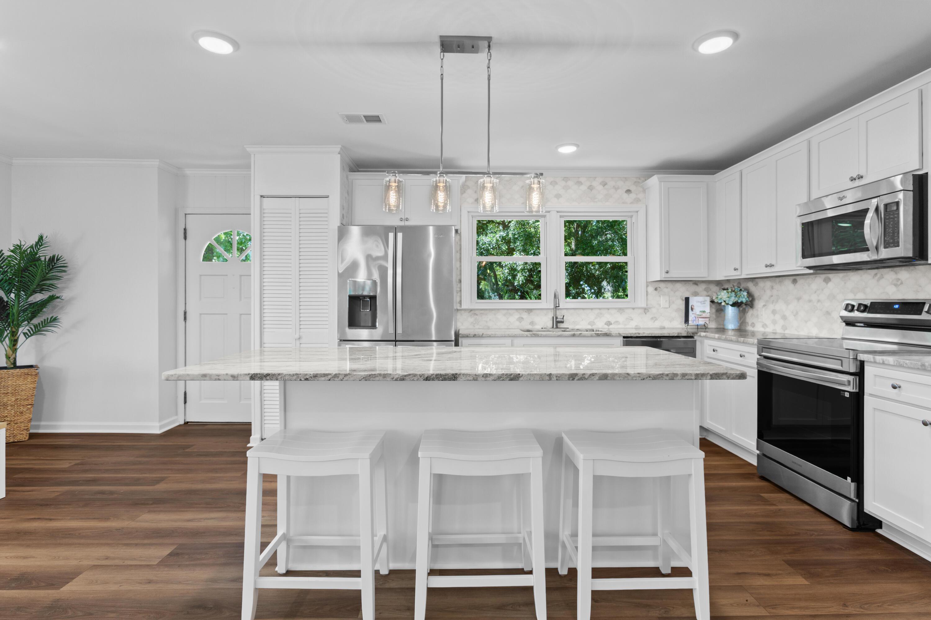 Image 3: 7299 Commodore Rd