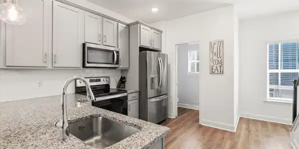 Image 4: Kitchen