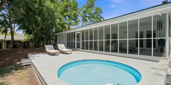 Image 2: 37 32nd Ave