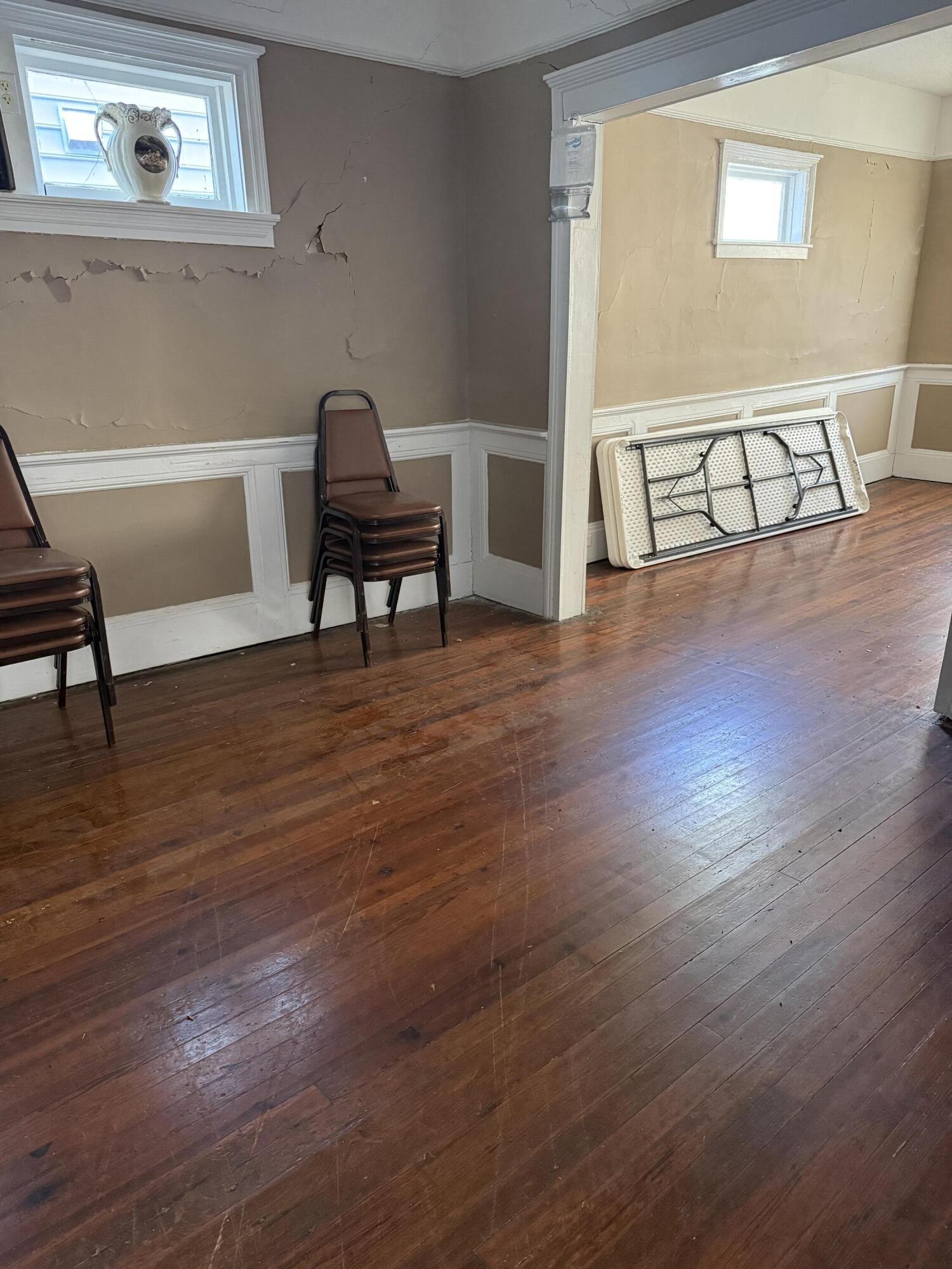 Image 4: Living Area