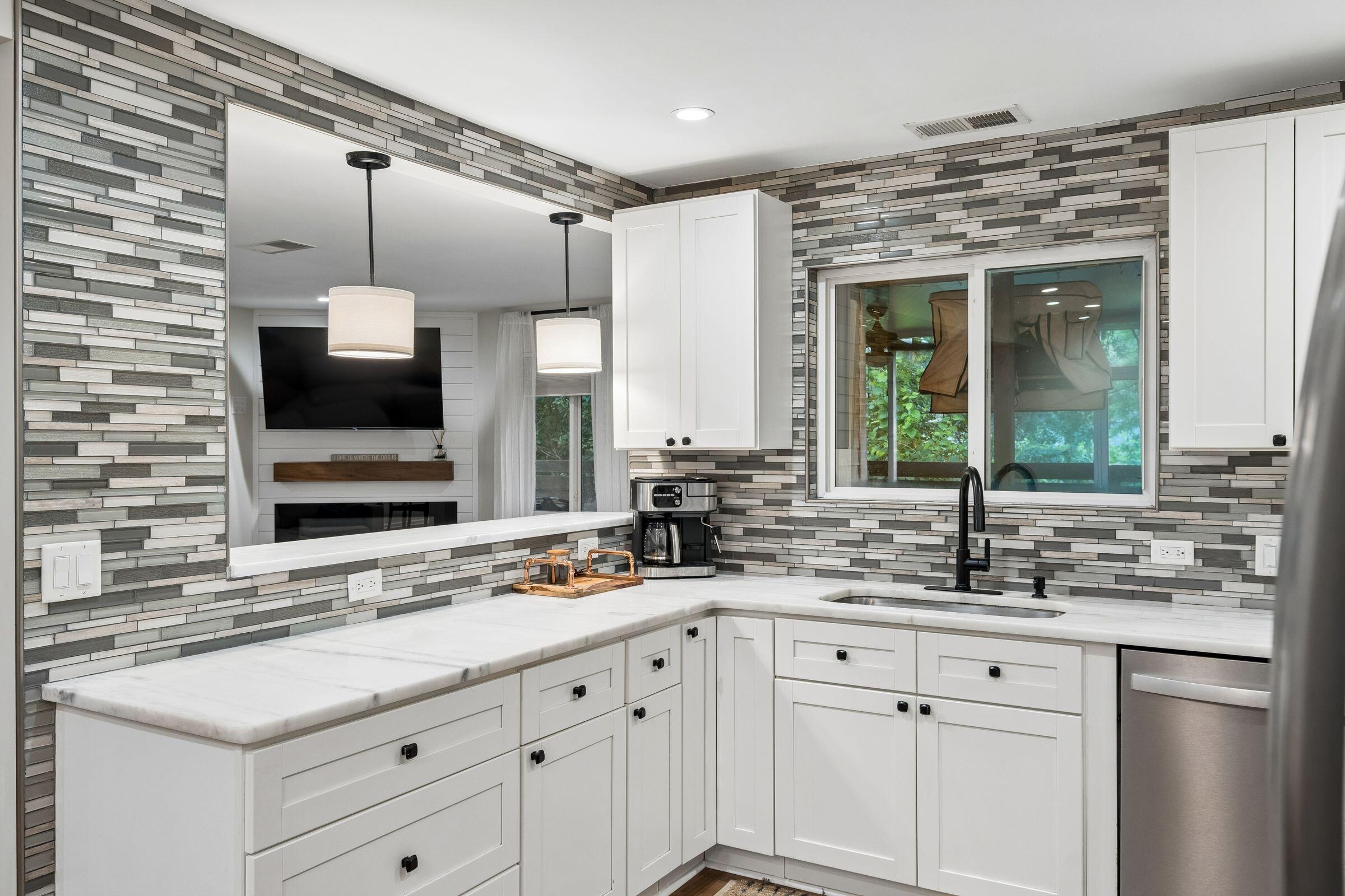 Image 4: Kitchen