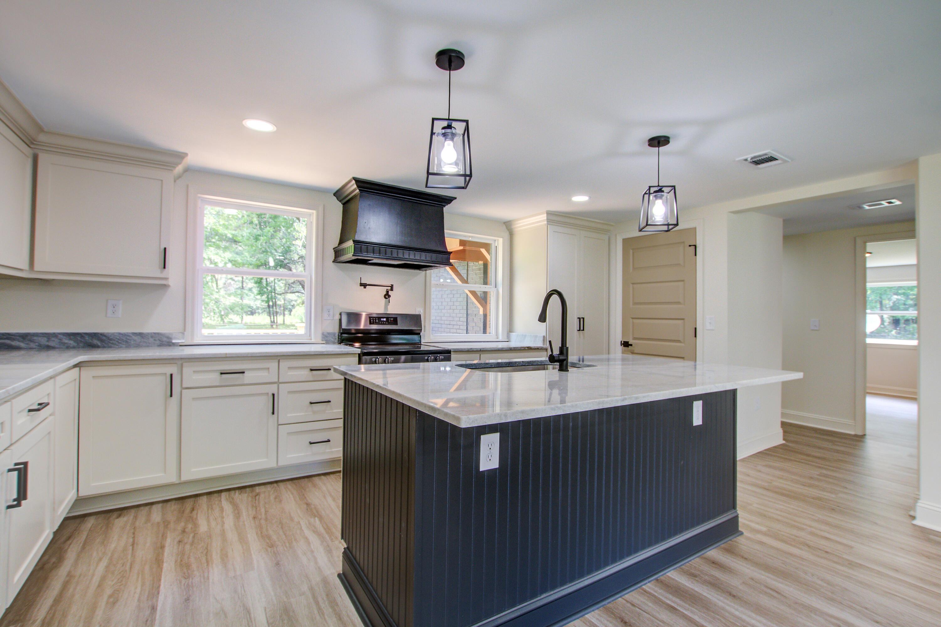 Image 3: 670 Dupre (9)