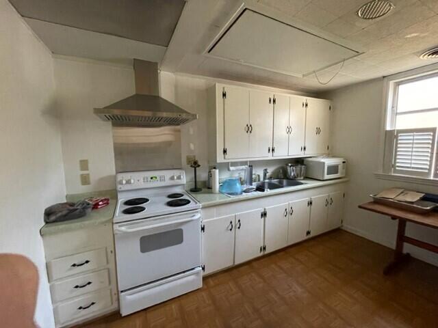 Image 4: kitchen