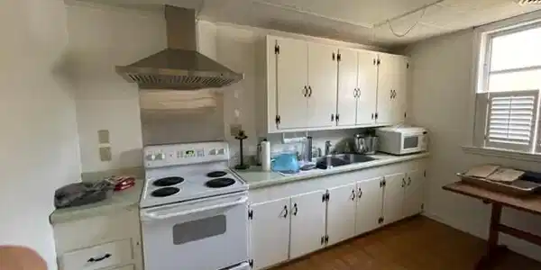 Image 4: kitchen