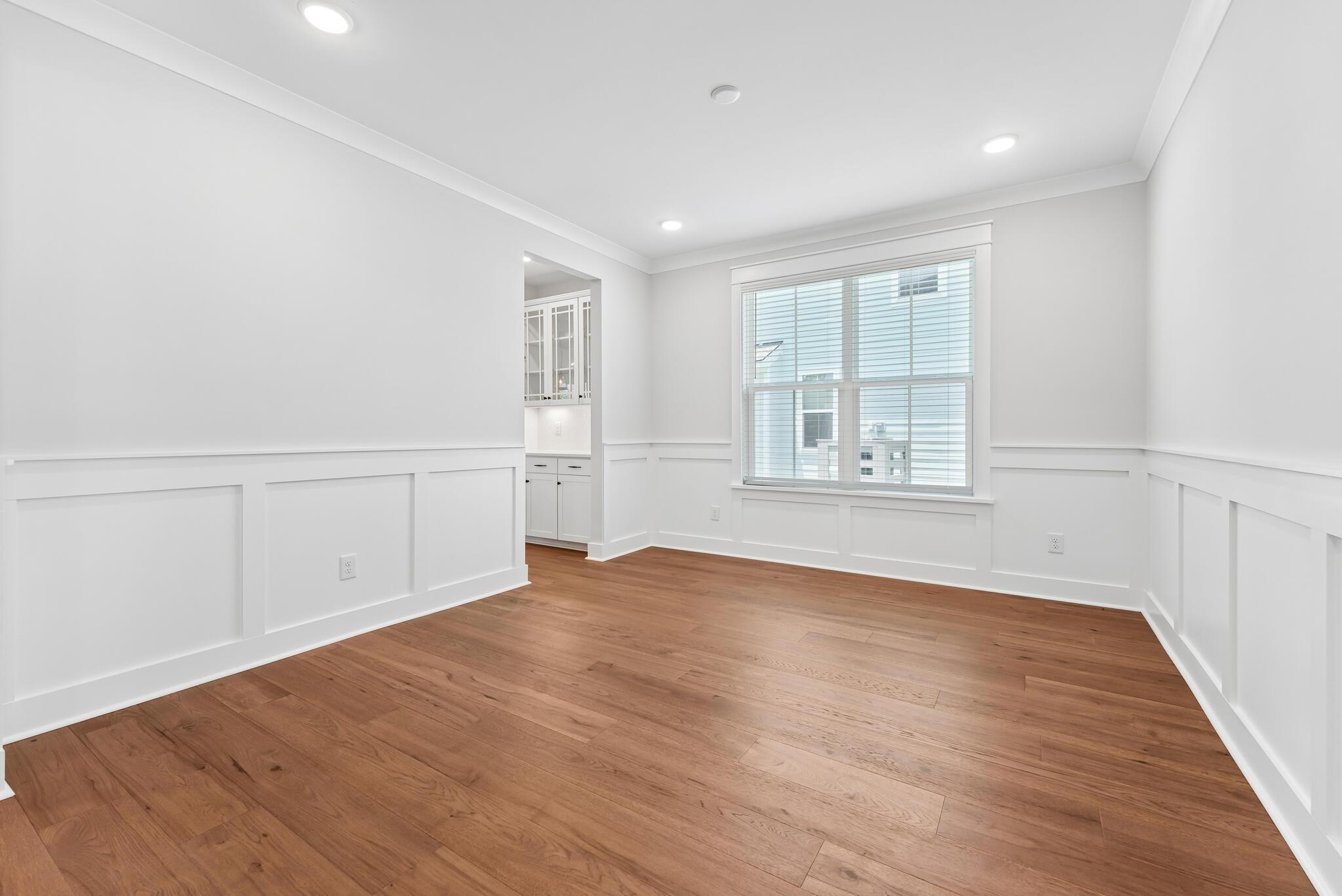 Image 4: Dining room