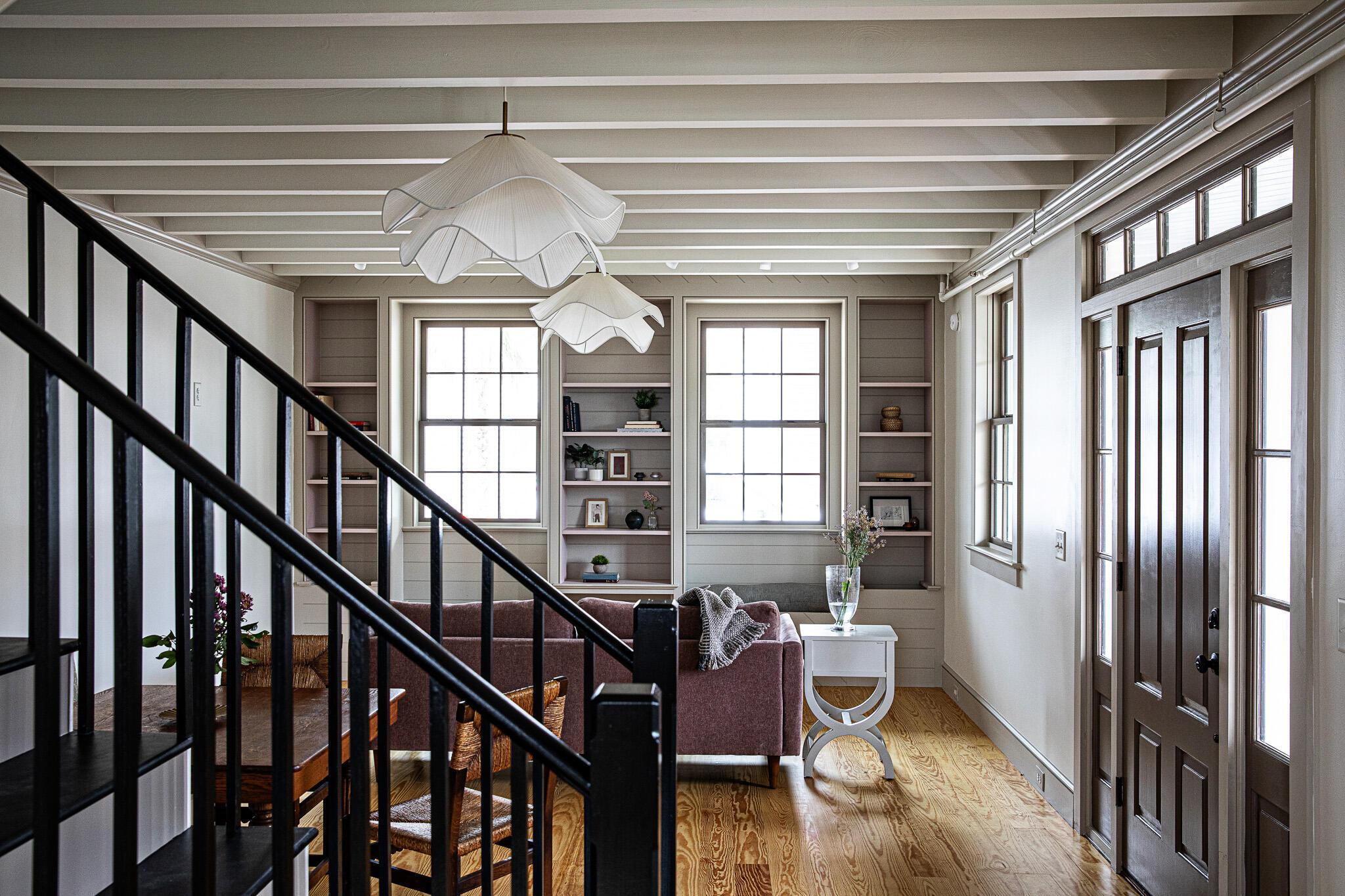 Image 3: LIVING ROOM
