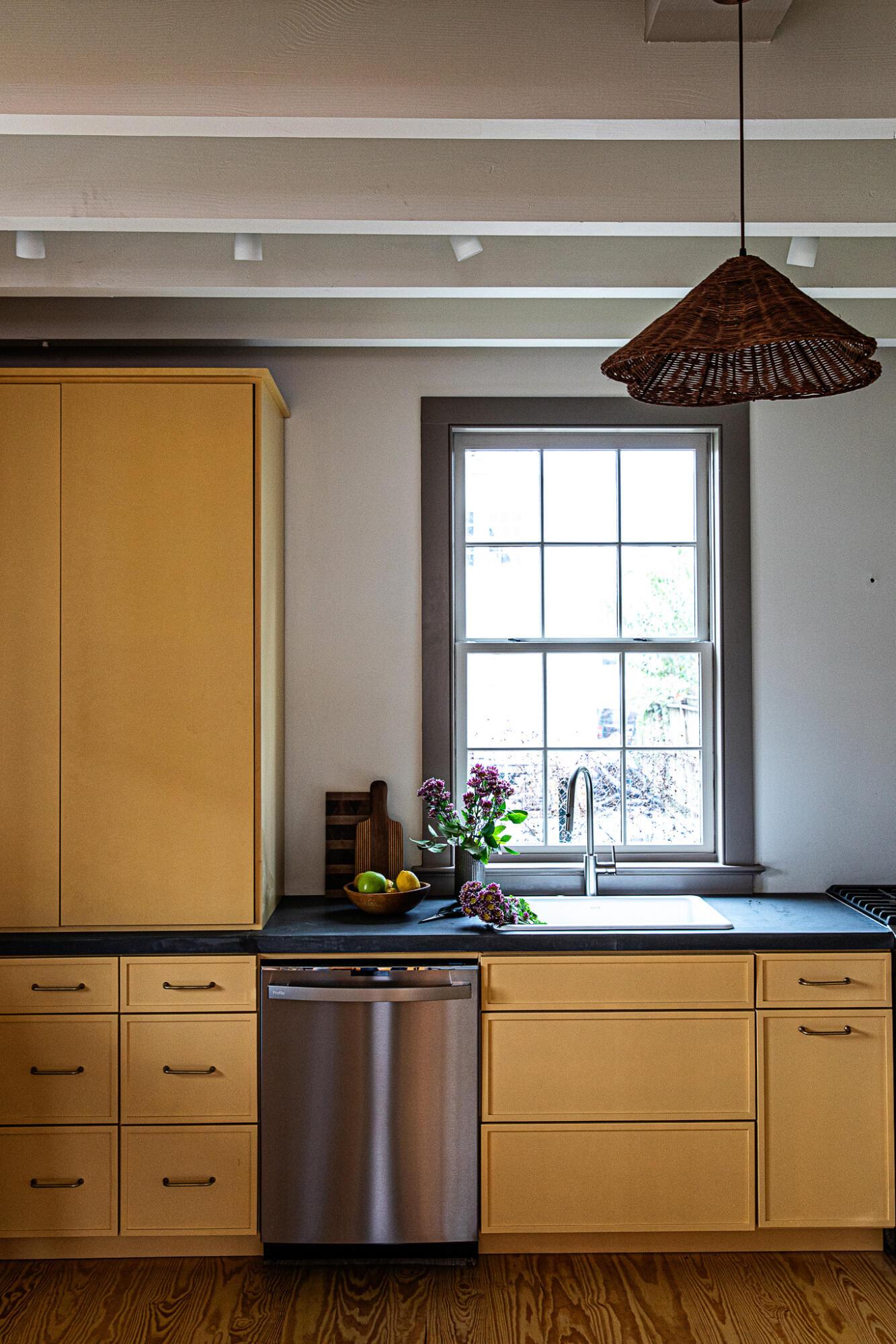 Image 4: KITCHEN