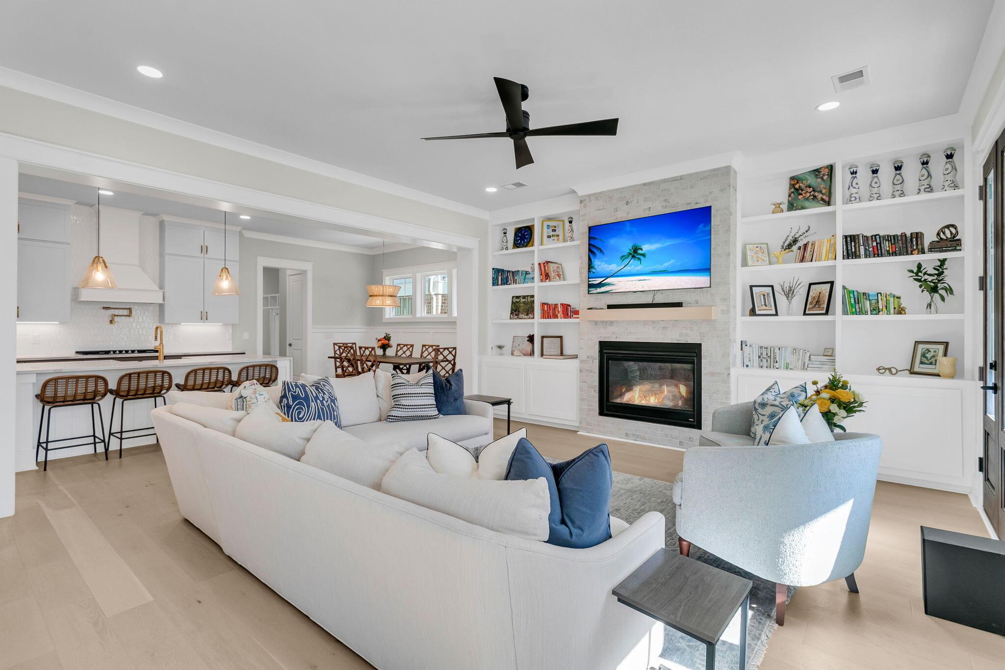 Image 2: Living room- 1027 Ave Of Oaks-68